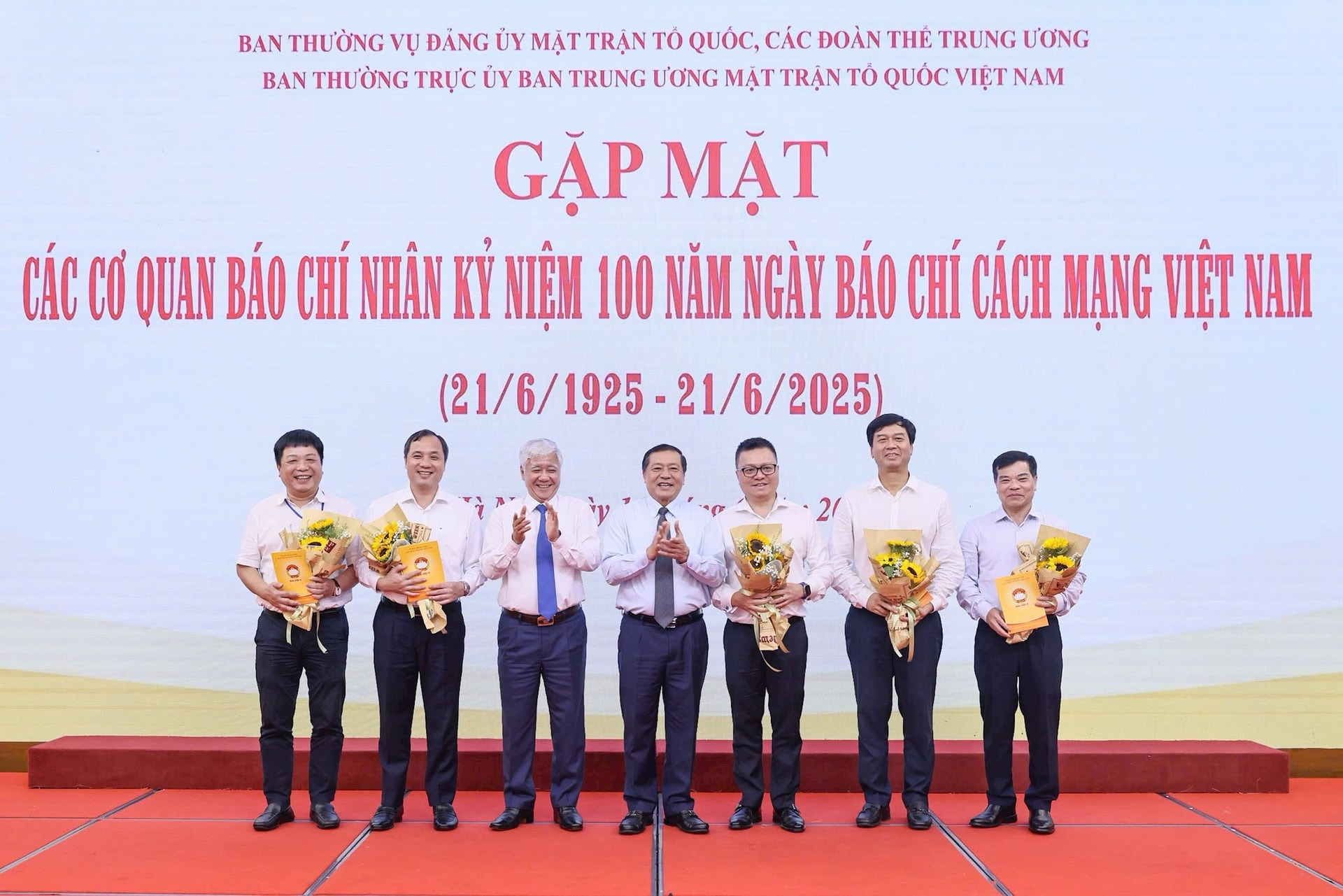 Bác Đỗ Văn Chiến và đồng chí Lại Xuân Môn (thứ 3 và 4 từ trái sang) tặng hoa đại diện lãnh đạo các cơ quan báo chí tại chương trình Bác Đỗ Văn Chiến và đồng chí Lại Xuân Môn (thứ 3 và 4 từ trái sang) tặng hoa đại diện lãnh đạo các cơ quan báo chí tại chương trình