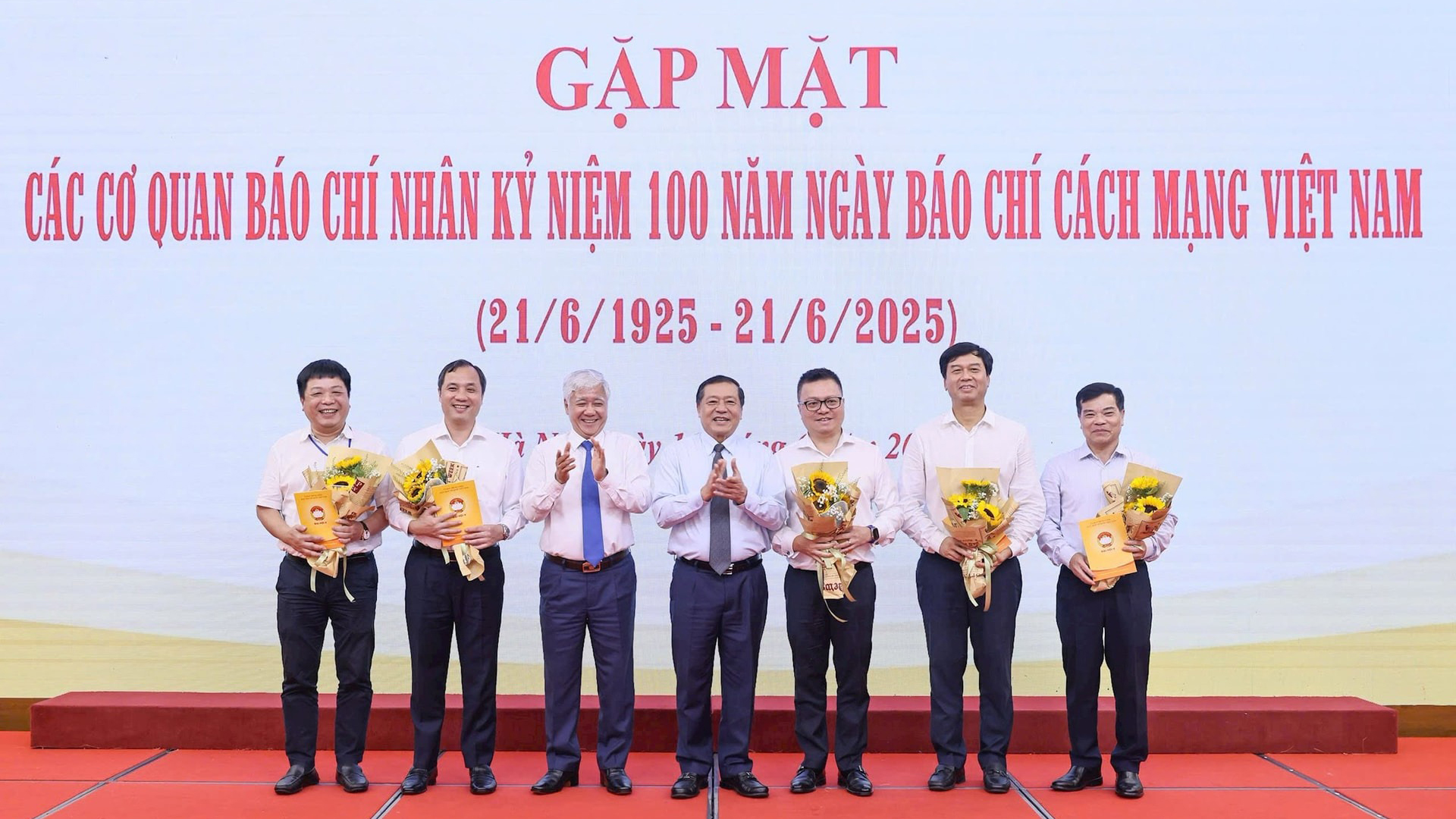 Chủ tịch Đỗ Văn Chiến gặp mặt các cơ quan báo chí nhân dịp Kỷ niệm 100 năm Ngày Báo chí cách mạng Việt Nam