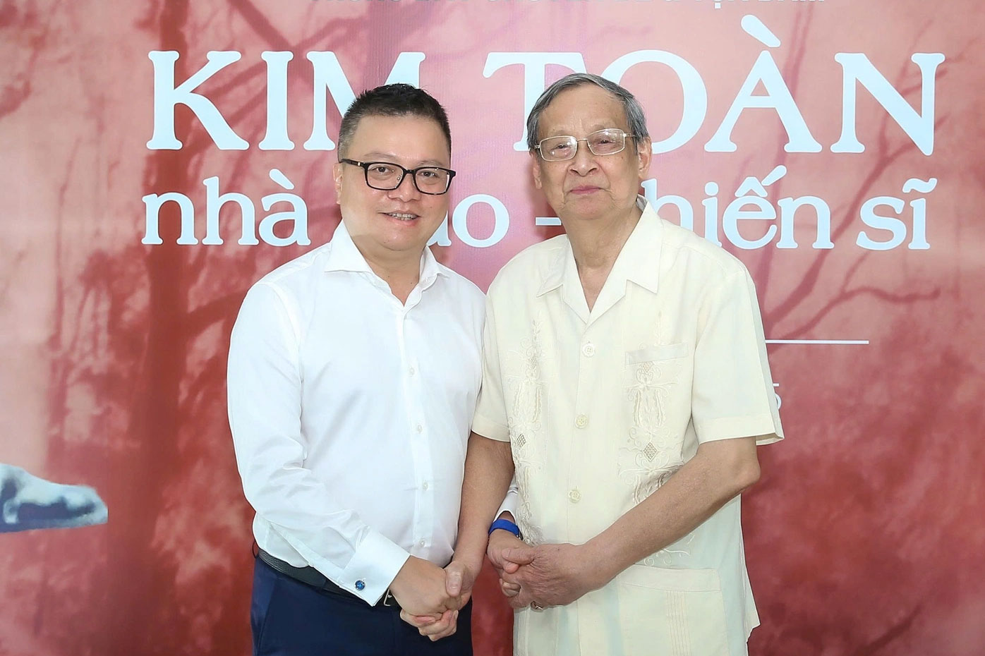 Nhà báo Lê Quốc Minh (trái) và nhà báo Kim Toàn trong buổi ra mắt bộ phim tài liệu “Kim Toàn - nhà báo - chiến sĩ” Nhà báo Lê Quốc Minh (trái) và nhà báo Kim Toàn trong buổi ra mắt bộ phim tài liệu “Kim Toàn - nhà báo - chiến sĩ”