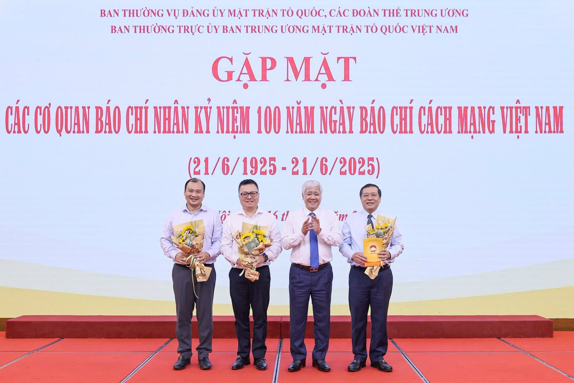 Bác Đỗ Văn Chiến tặng hoa các đồng chí đại diện lãnh đạo các cơ quan quản lý báo chí của cả nước Bác Đỗ Văn Chiến tặng hoa các đồng chí đại diện lãnh đạo các cơ quan quản lý báo chí của cả nước