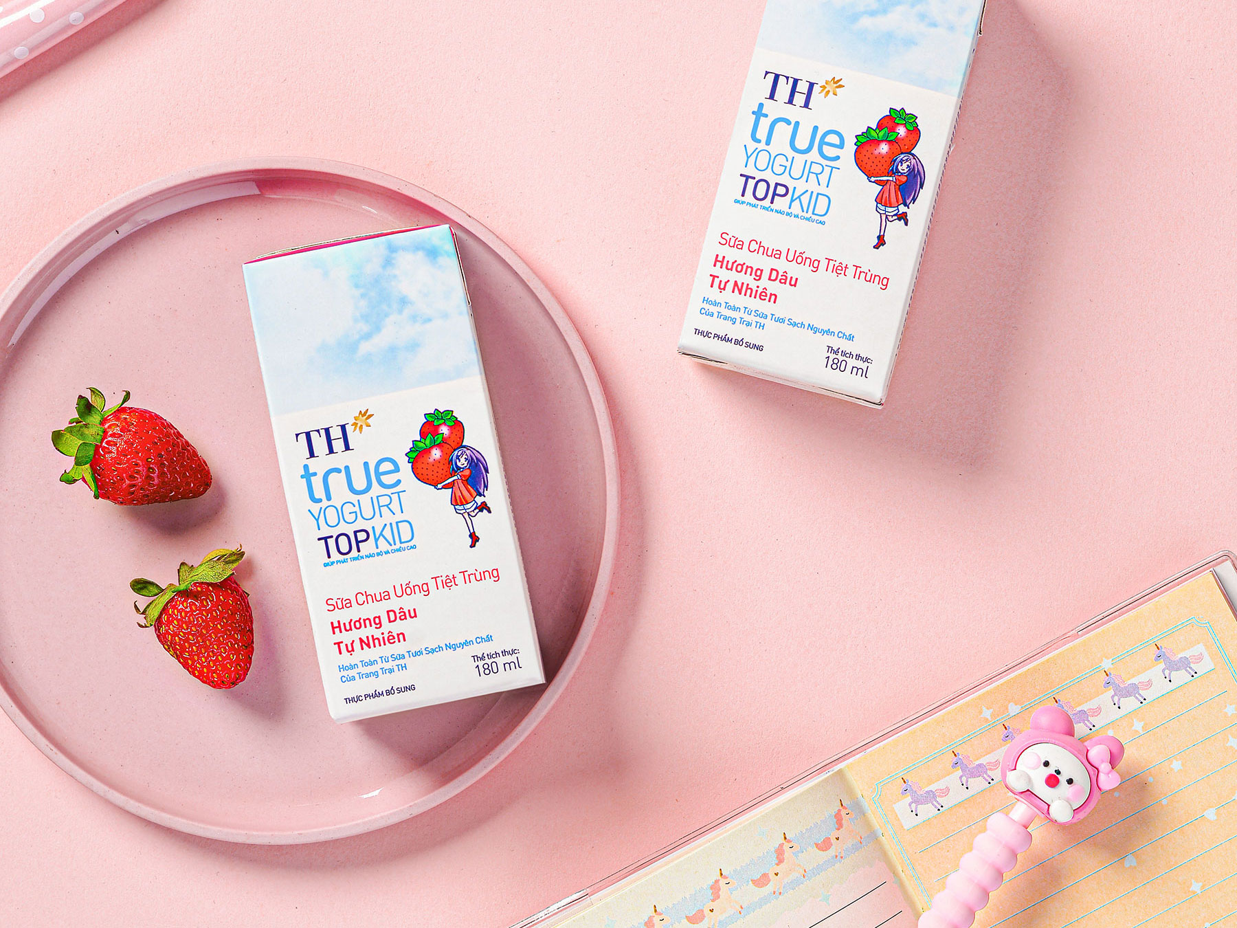 Sữa chua uống tiệt trùng TH true YOGURT TOPKID được sản xuất từ sữa tươi sạch và công nghệ lên men tự nhiên, dễ tiêu hoá và bổ sung bộ vi chất tốt cho sức khoẻ của trẻ. Sữa chua uống tiệt trùng TH true YOGURT TOPKID được sản xuất từ sữa tươi sạch và công nghệ lên men tự nhiên, dễ tiêu hoá và bổ sung bộ vi chất tốt cho sức khoẻ của trẻ.