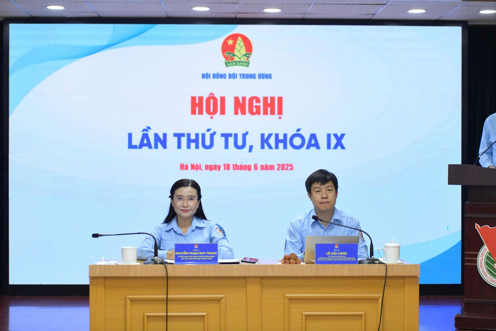 Chị Nguyễn Phạm Duy Trang và anh Lê Hải Long chủ trì hội nghị
