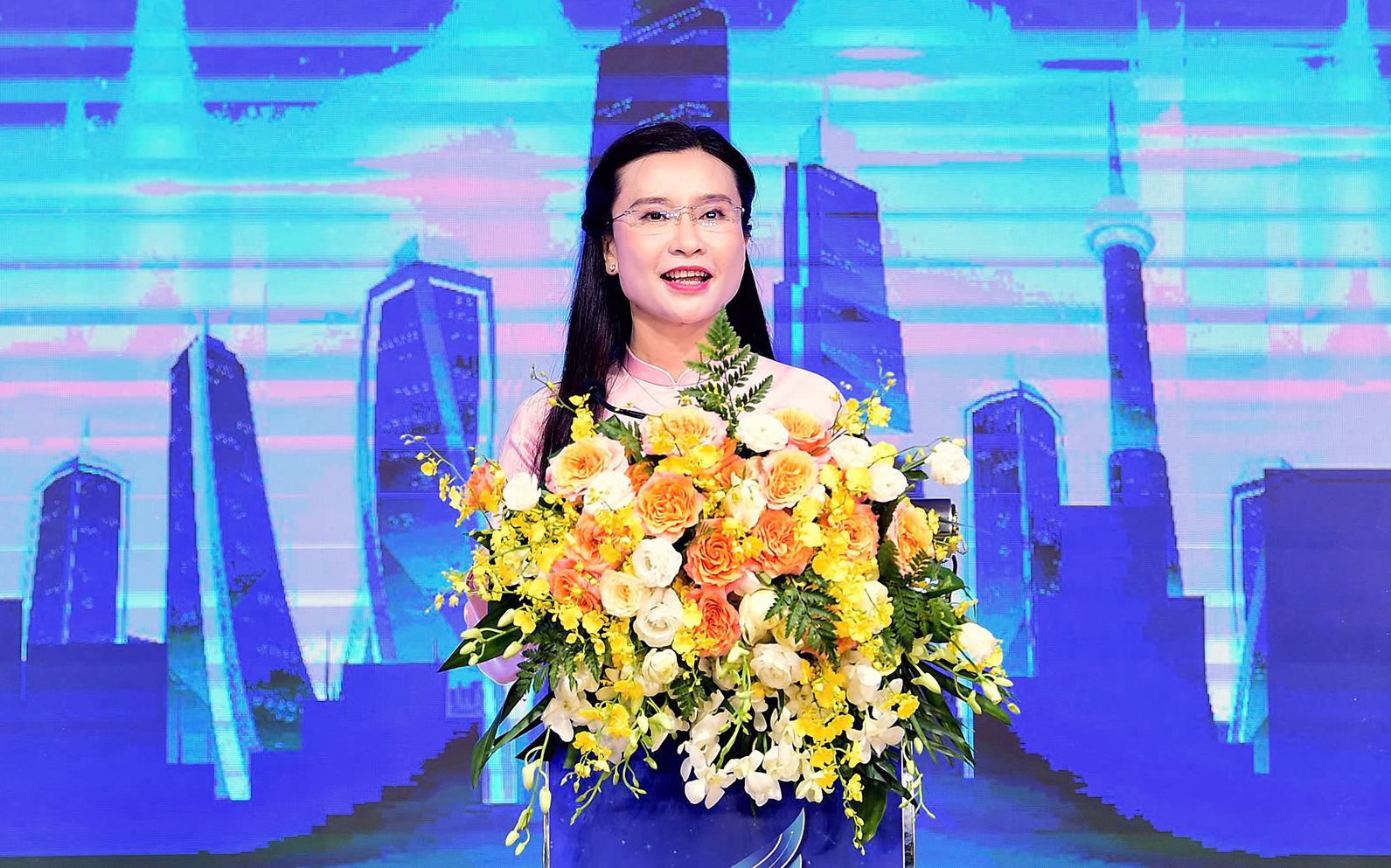 Chị Nguyễn Phạm Duy Trang phát biểu tại lễ trao giải Chị Nguyễn Phạm Duy Trang phát biểu tại lễ trao giải