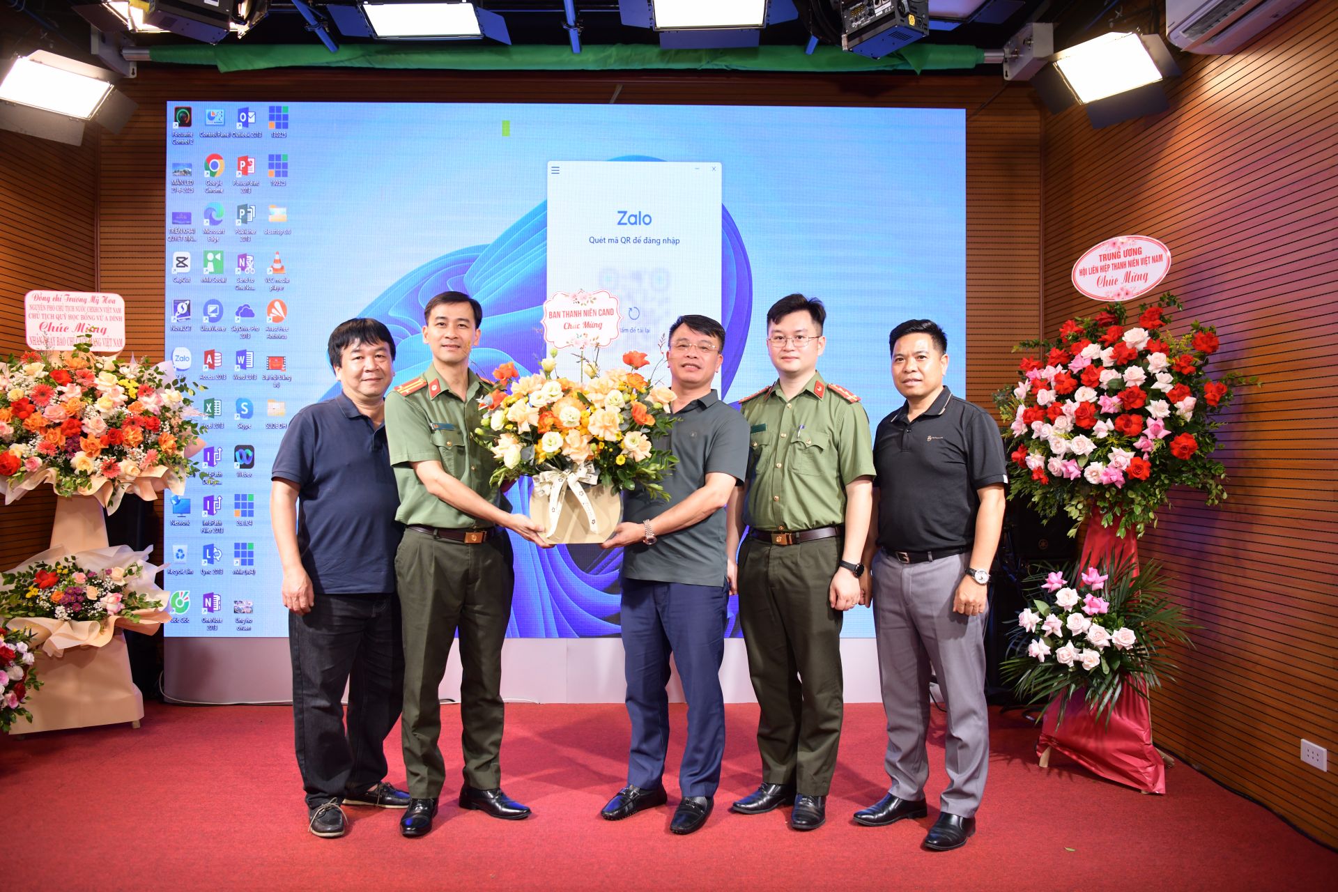 Ban Thanh niên Công an trao lẵng hoa chúc mừng báo Đội