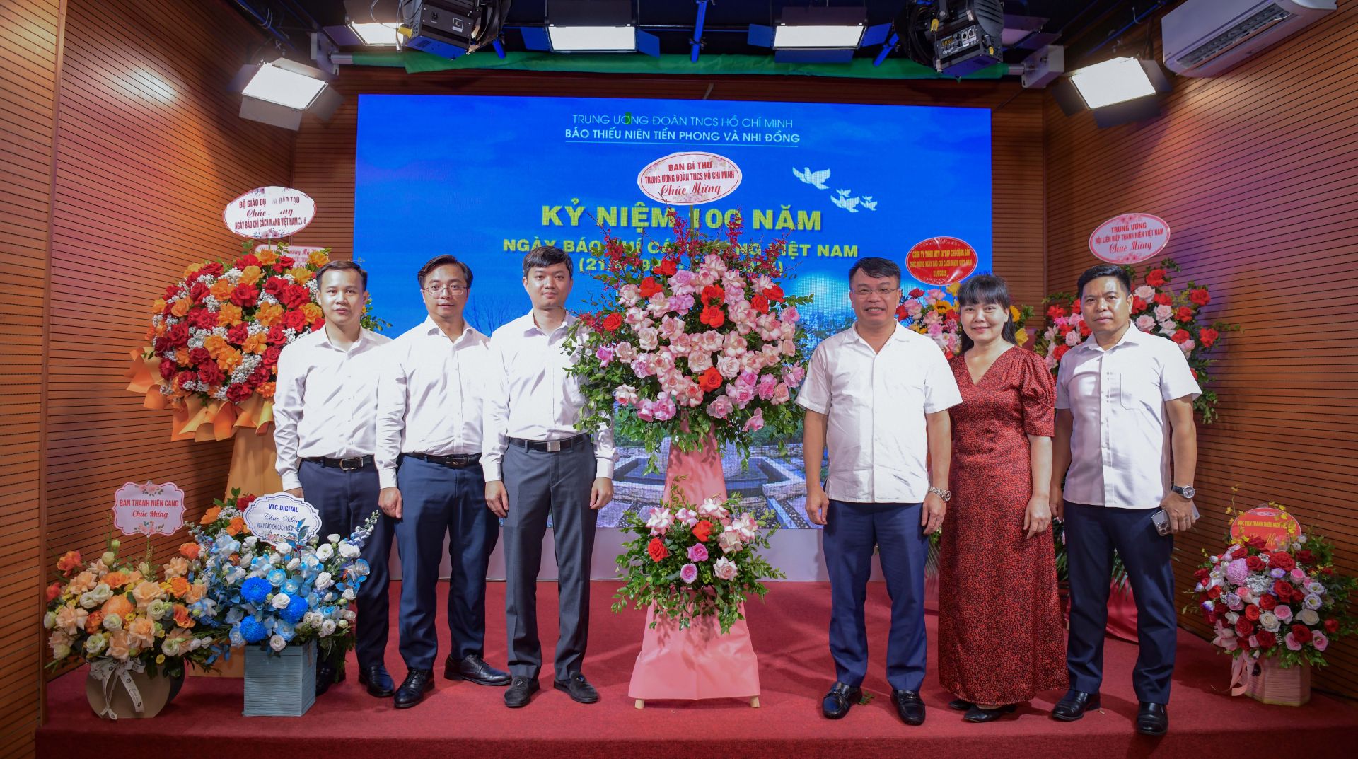 Bí thư T.Ư Đoàn Nguyễn Minh Triết trao lẵng hoa chúc mừng Báo Thiếu niên Tiền phong và Nhi đồng