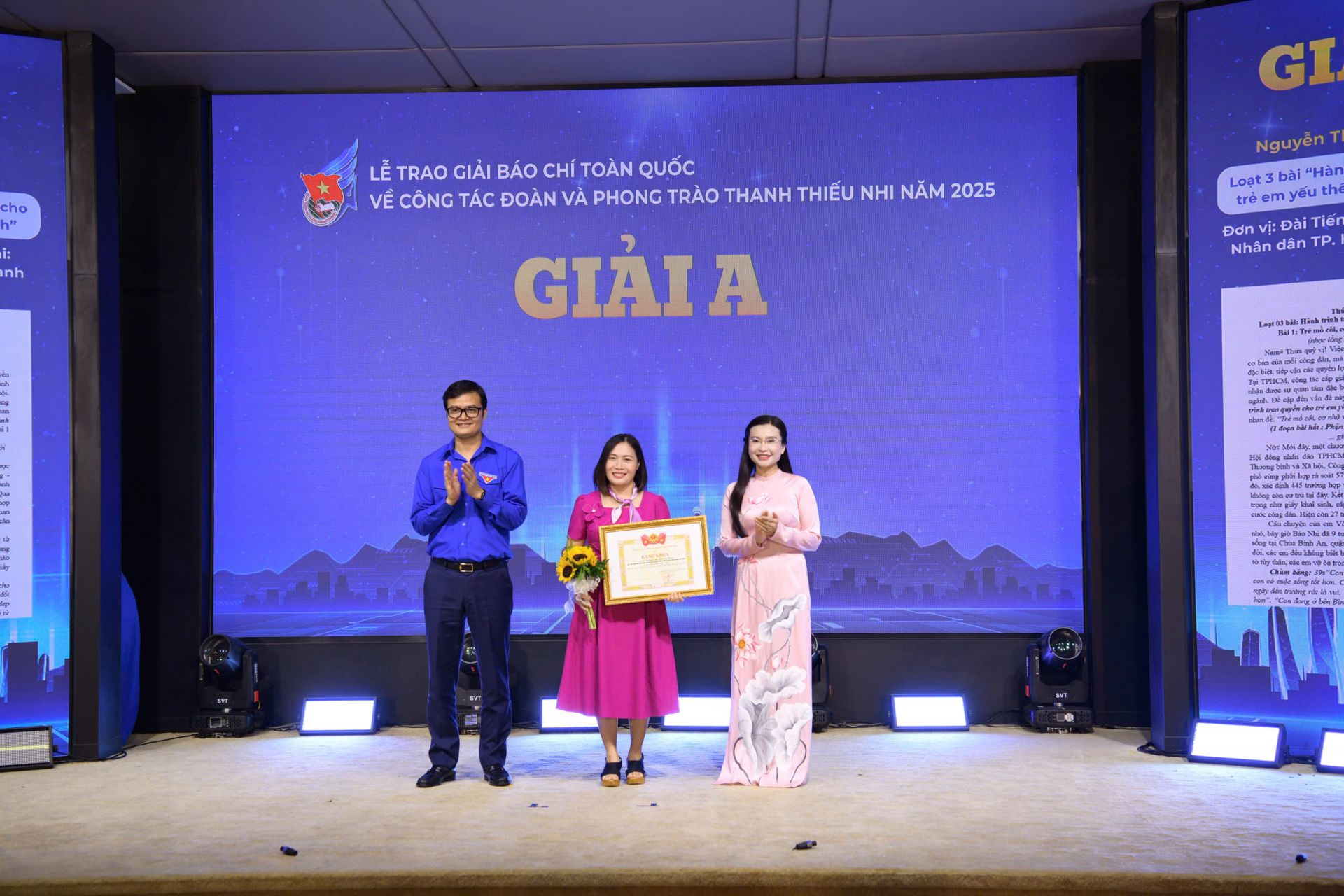 Anh Bùi Quang Huy và chị Nguyễn Phạm Duy Trang trao giải A của Giải Báo chí viết về Công tác Đoàn và phong trào thanh thiếu nhi Anh Bùi Quang Huy và chị Nguyễn Phạm Duy Trang trao giải A của Giải Báo chí viết về Công tác Đoàn và phong trào thanh thiếu nhi