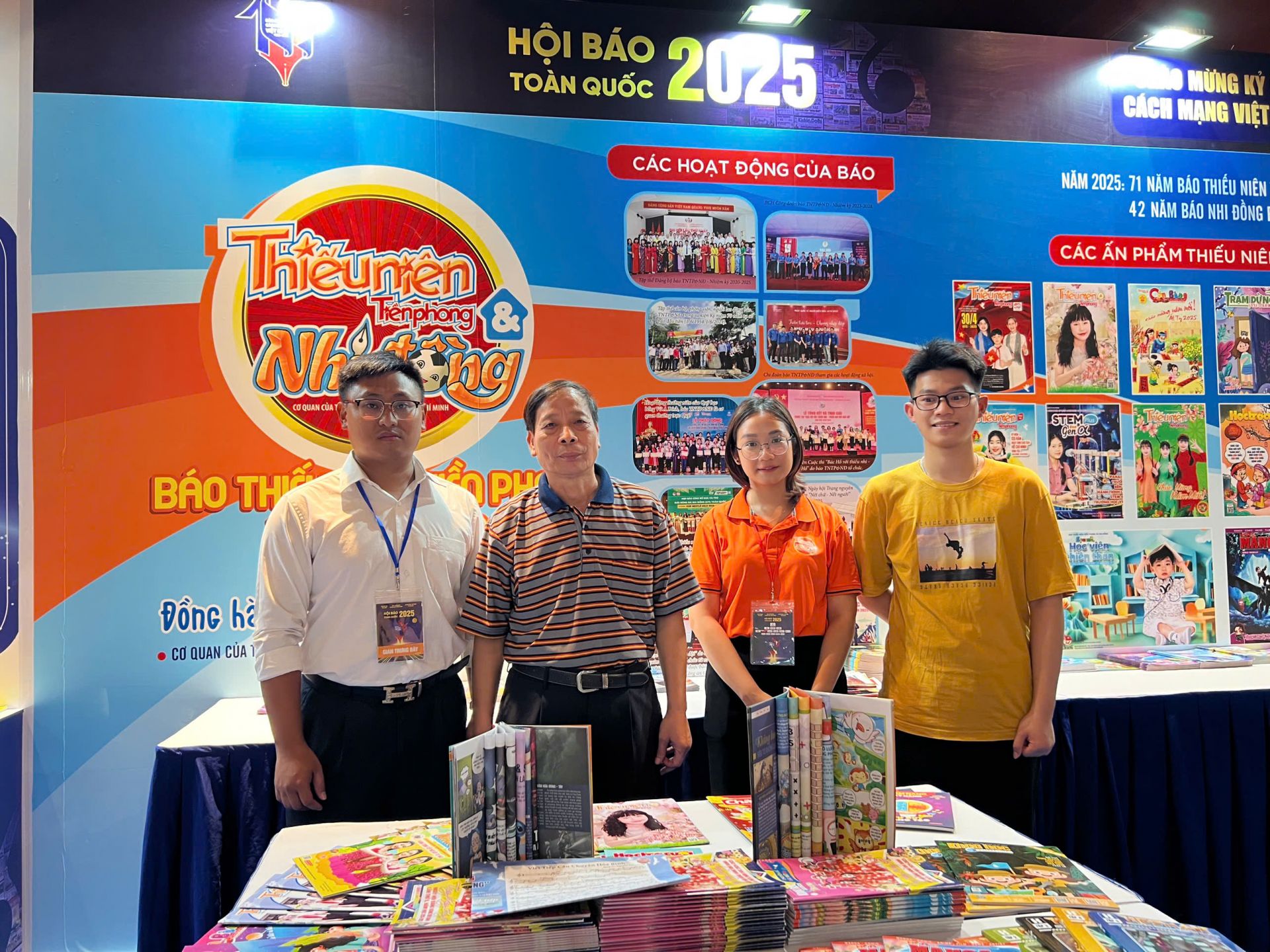Bác Nguyễn Đức Quang - Nguyên Tổng Biên tập Báo Thiếu niên Tiền phong thăm gian hàng báo Đội. Bác Nguyễn Đức Quang - Nguyên Tổng Biên tập Báo Thiếu niên Tiền phong thăm gian hàng báo Đội.