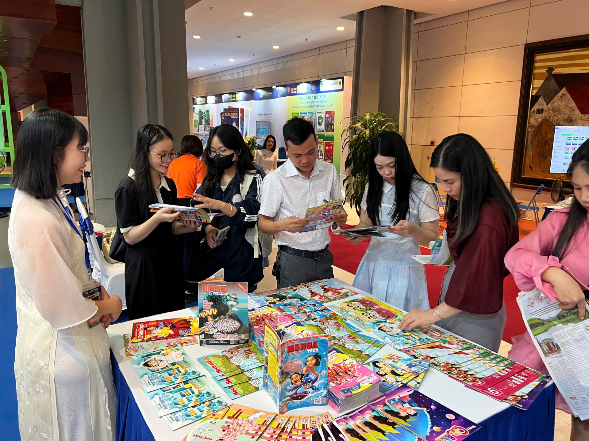 Đa dạng các ấn phẩm báo Đội được trưng bày tại gian hàng ở Hội báo toàn quốc 2025. Đa dạng các ấn phẩm báo Đội được trưng bày tại gian hàng ở Hội báo toàn quốc 2025.