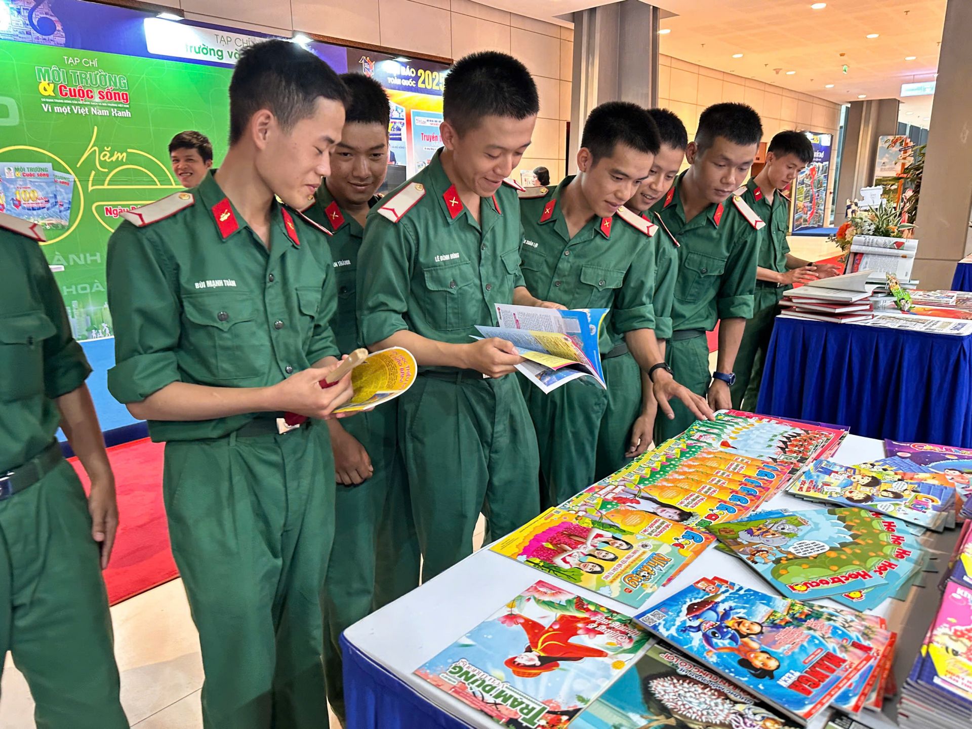 Gian hàng báo Thiếu niên Tiền phong và Nhi Đồng thu hút đa dạng đối tượng độc giả. Gian hàng báo Thiếu niên Tiền phong và Nhi Đồng thu hút đa dạng đối tượng độc giả.