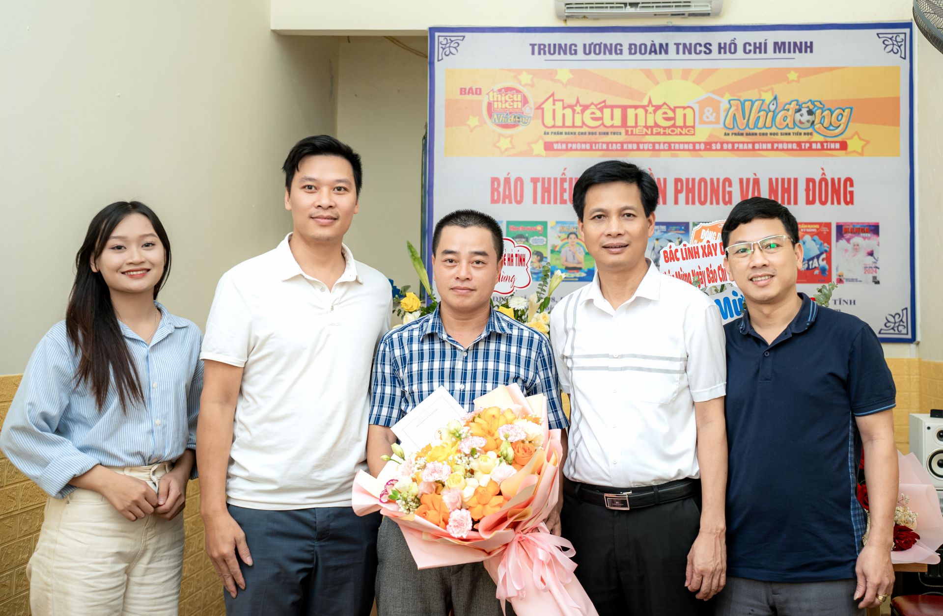Đại diễn Sở Giáo dục và Đào tạo Hà Tĩnh chúc mừng 