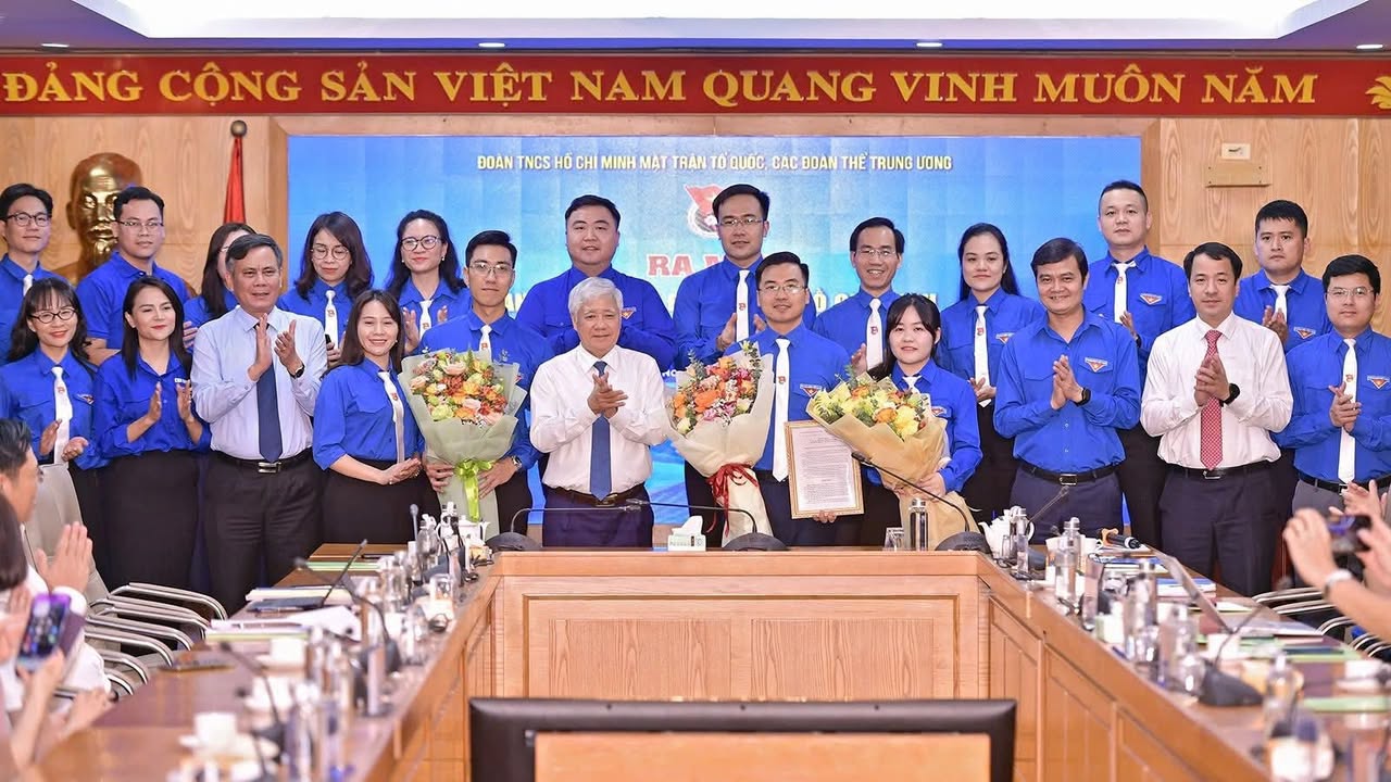 Lãnh đạo Đảng uỷ MTTQ, các đoàn thể T.Ư và T.Ư Đoàn tặng hoa chúc mừng Ban Chấp hành Đoàn Thanh niên MTTQ, các đoàn thể T.Ư giai đoạn 2025 - 2027 Lãnh đạo Đảng uỷ MTTQ, các đoàn thể T.Ư và T.Ư Đoàn tặng hoa chúc mừng Ban Chấp hành Đoàn Thanh niên MTTQ, các đoàn thể T.Ư giai đoạn 2025 - 2027