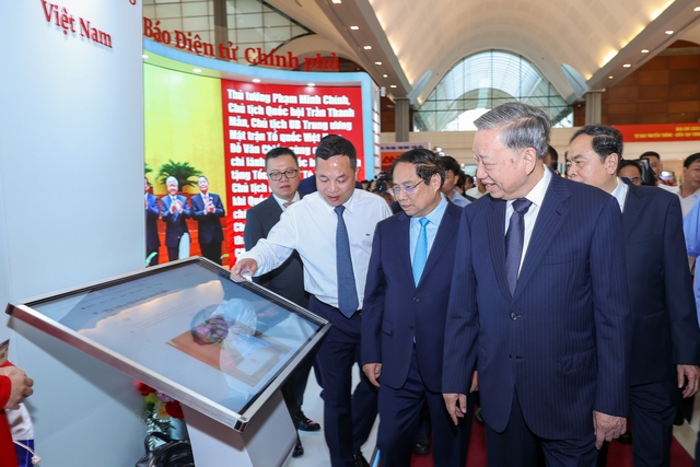 Tổng Bí thư Tô Lâm, Thủ tướng Chính phủ Phạm Minh Chính, Chủ tịch Quốc hội Trần Thanh Mẫn tham quan gian trưng bày tại Hội báo Tổng Bí thư Tô Lâm, Thủ tướng Chính phủ Phạm Minh Chính, Chủ tịch Quốc hội Trần Thanh Mẫn tham quan gian trưng bày tại Hội báo