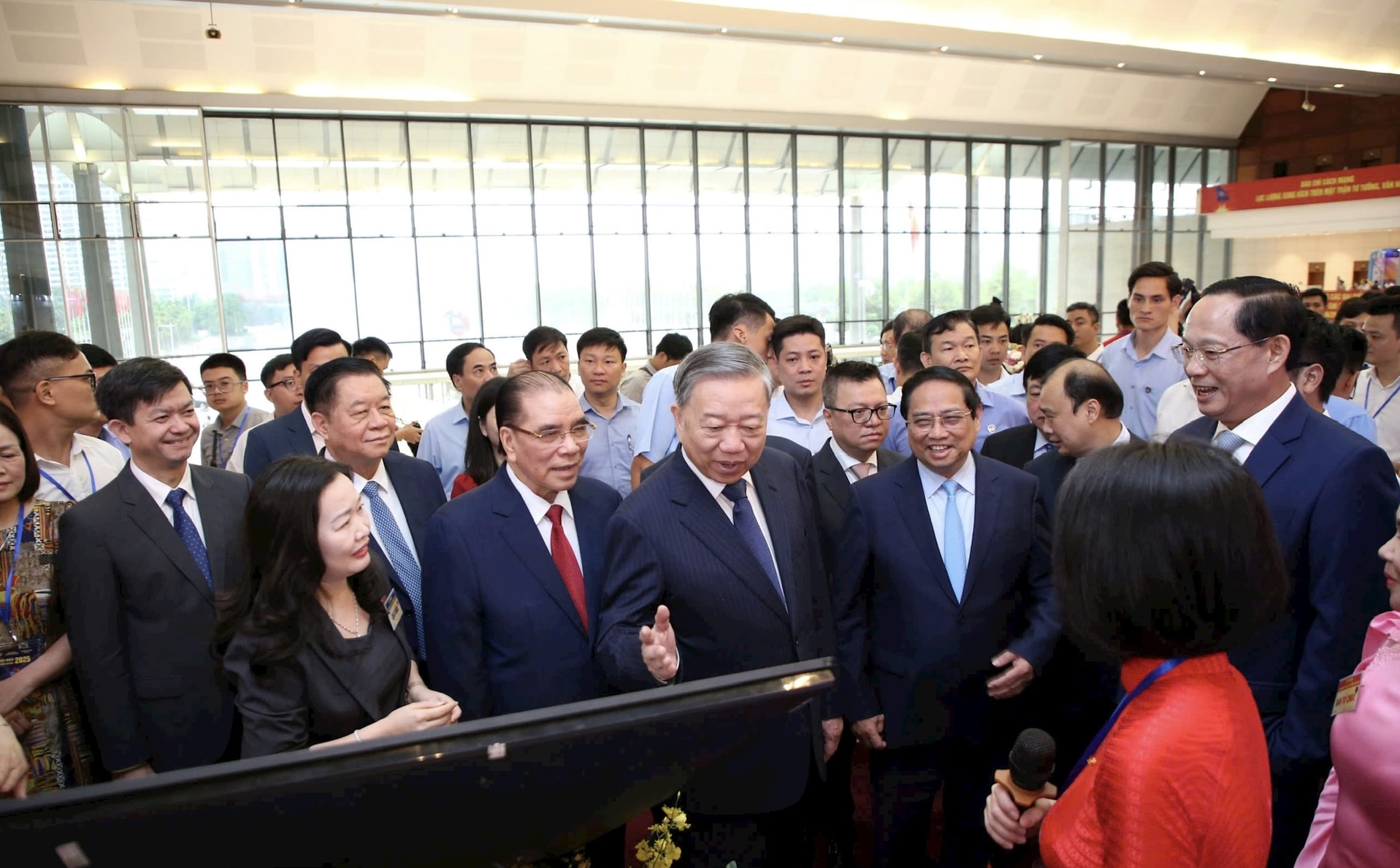 Các bác lãnh đạo Đảng, Nhà nước tham quan 