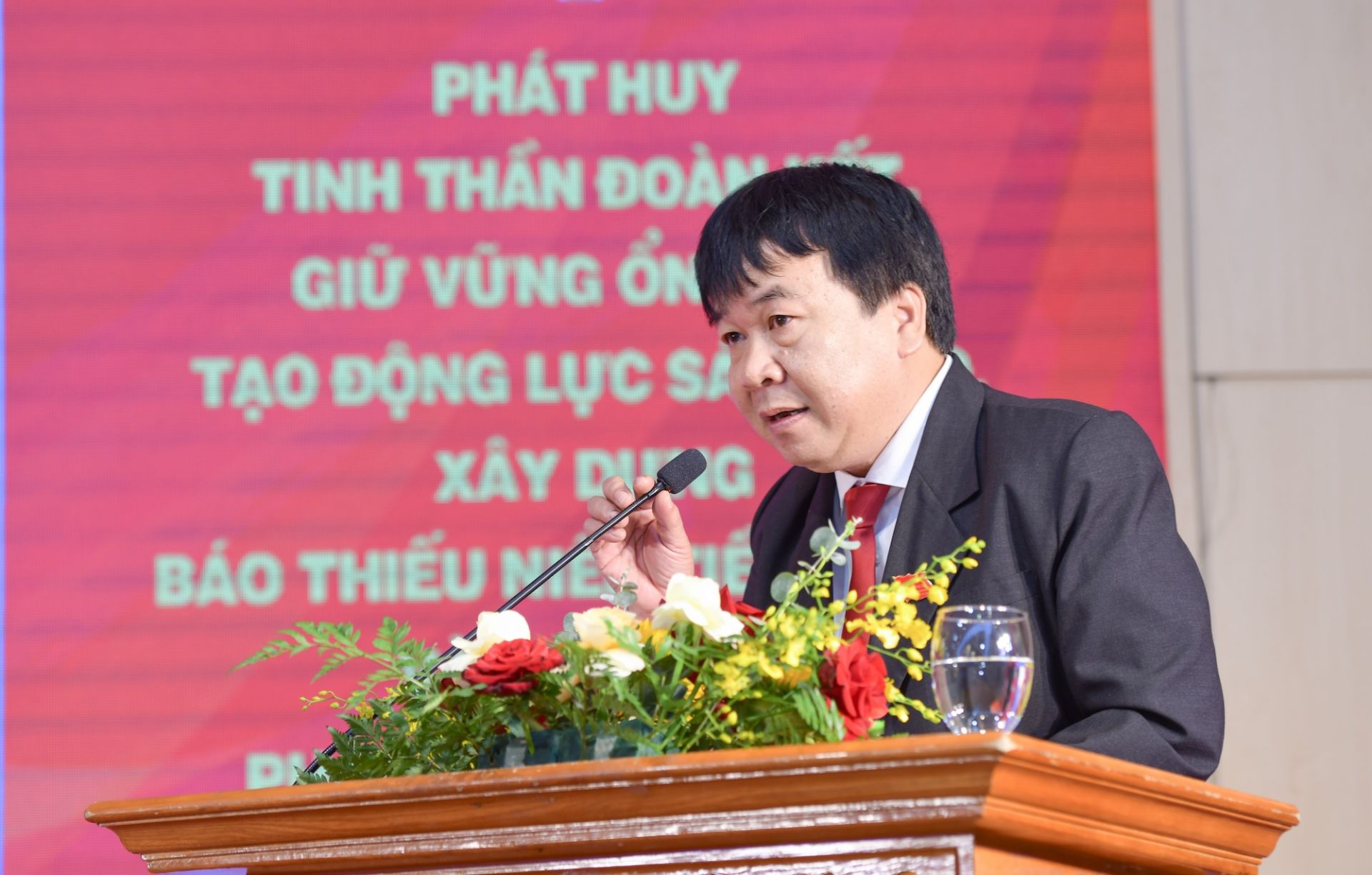 Phó Bí thư Đảng uỷ Phan Việt Hùng trình bày Báo cáo chính trị nhiệm kỳ 2020-2025 tại Đại hội