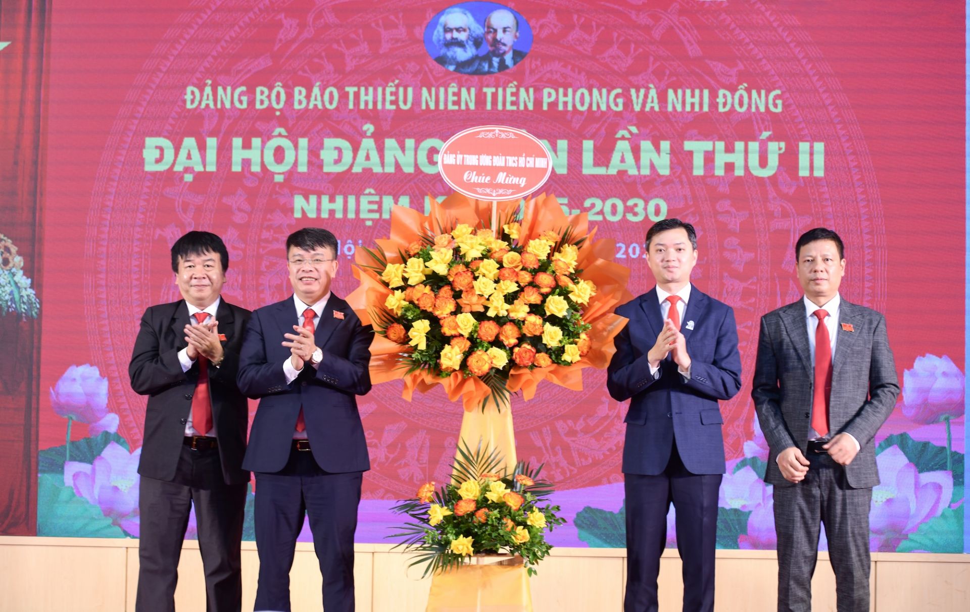 Đồng chí Nguyễn Minh Triết tặng lẵng hoa của 