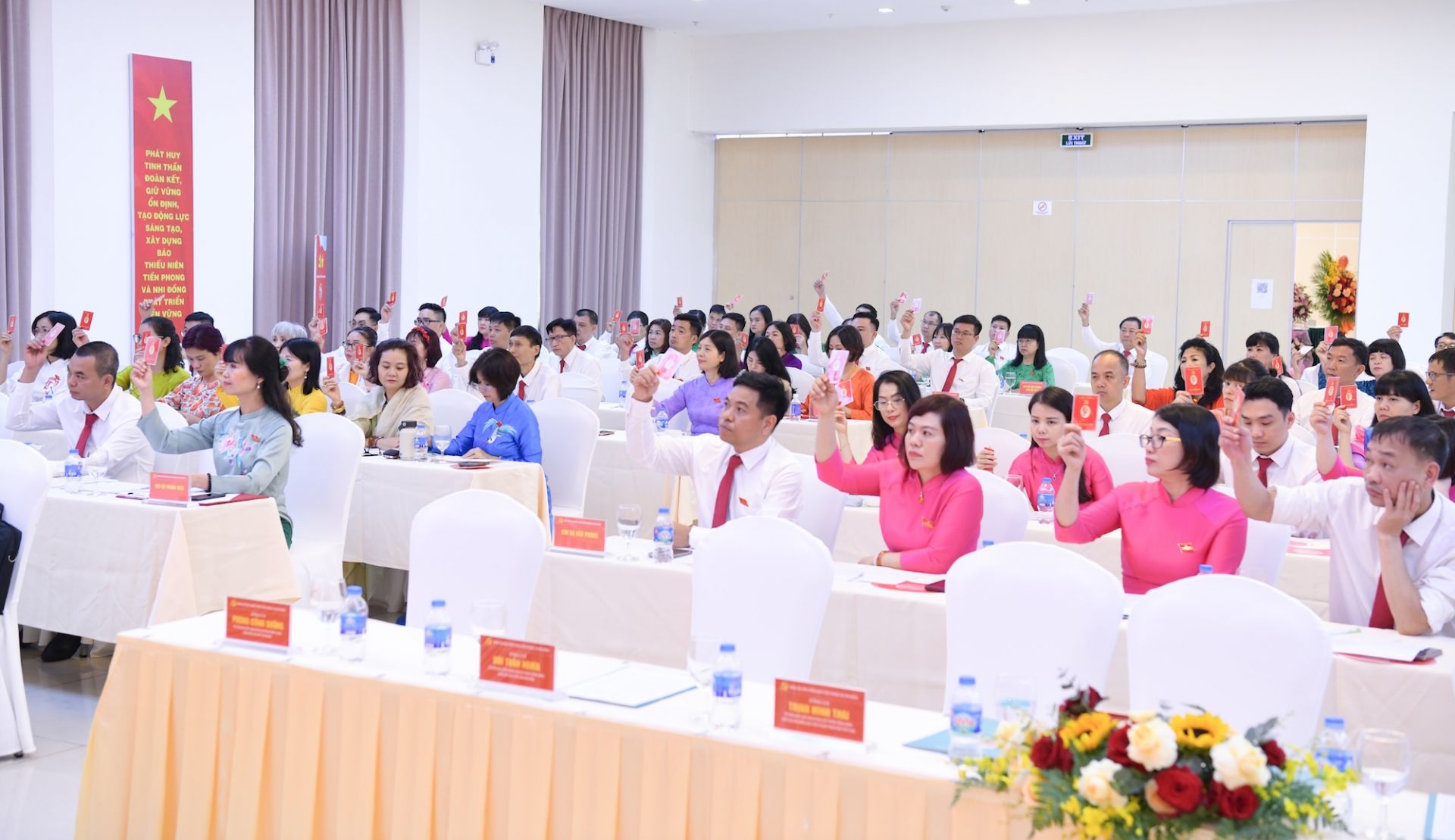 Các đại biểu biểu quyết thống nhất các quyết định tại Đại hội