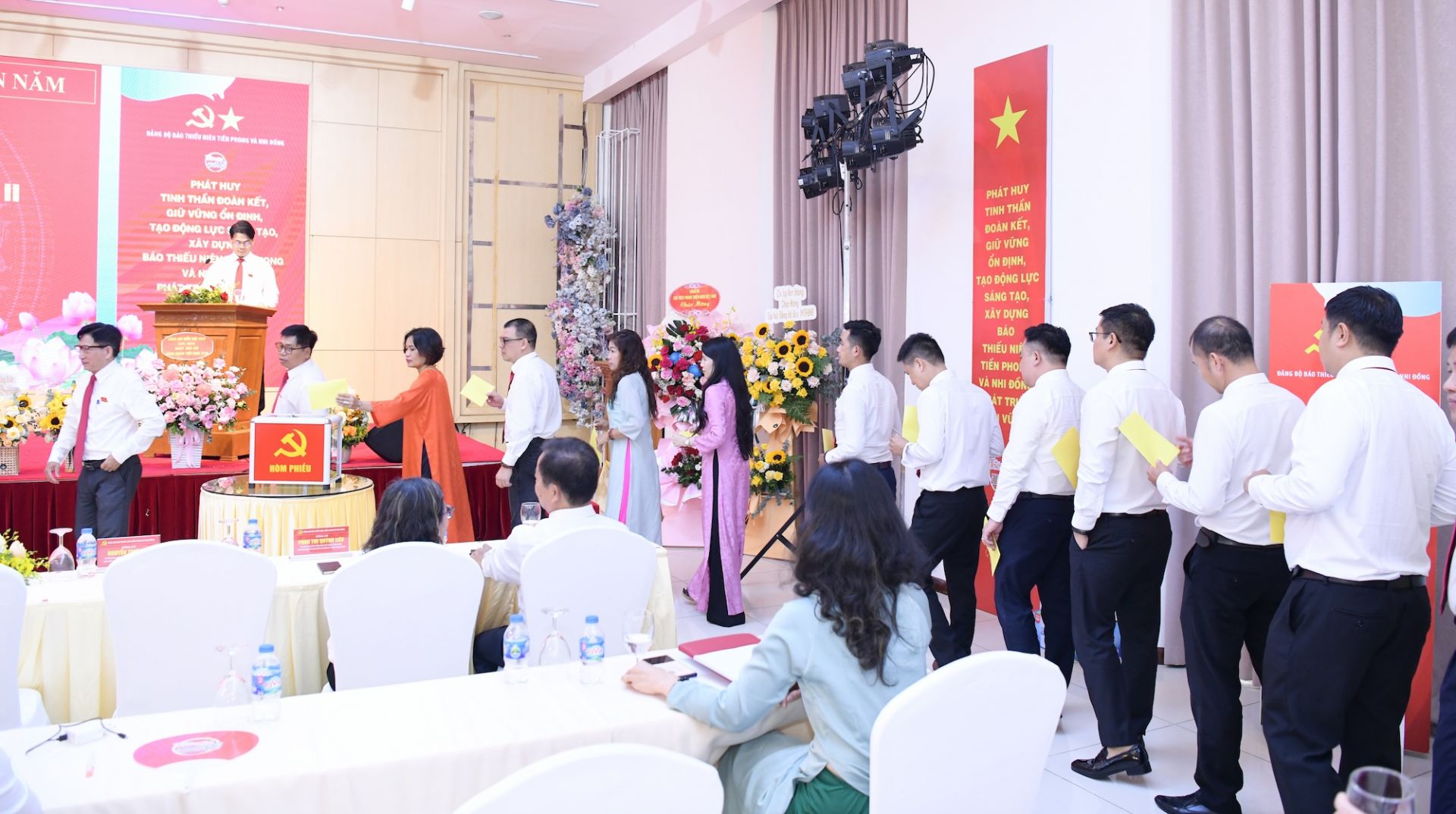Các đại biểu bỏ phiếu bầu Ban Chấp hành nhiệm kỳ 2025-2030 Và bẩu Đoàn đại biểu dự Đại hội Đảng bộ Trung ương Đoàn