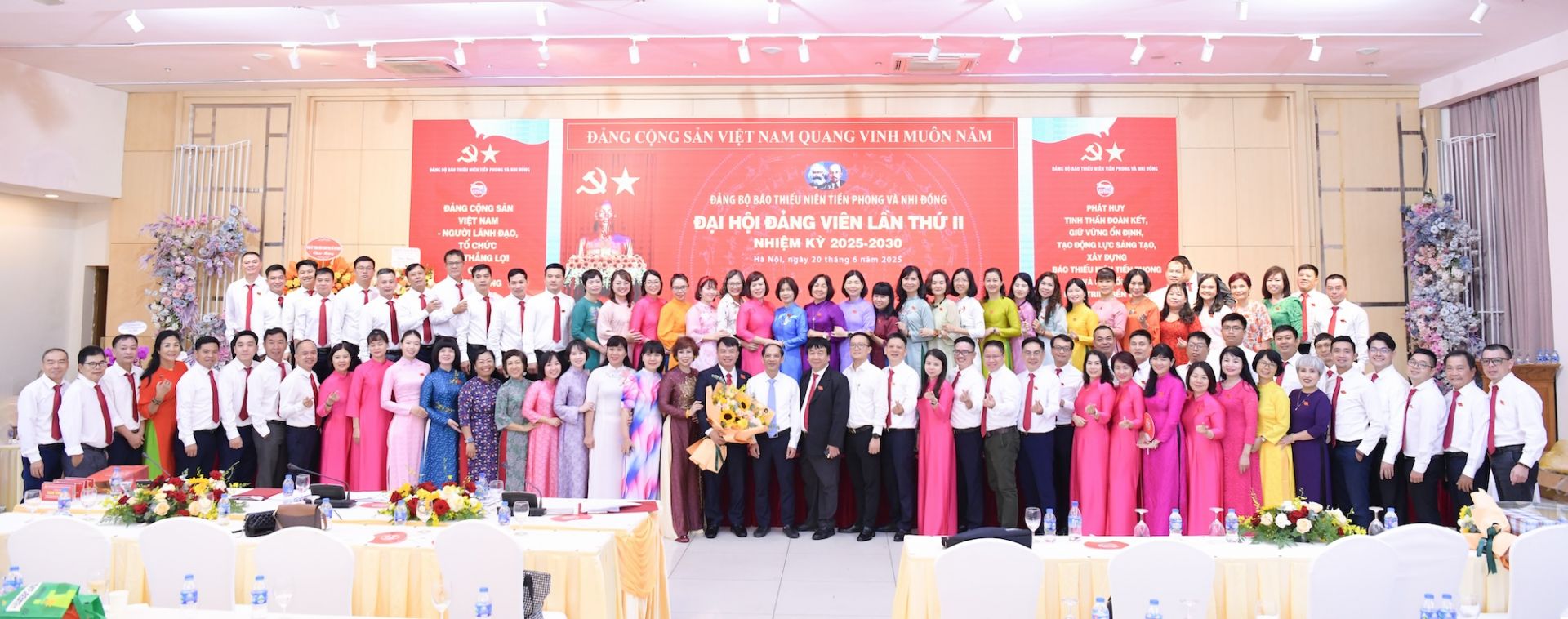 Các đại biểu chụp hình lưu niệm tại Đại hội