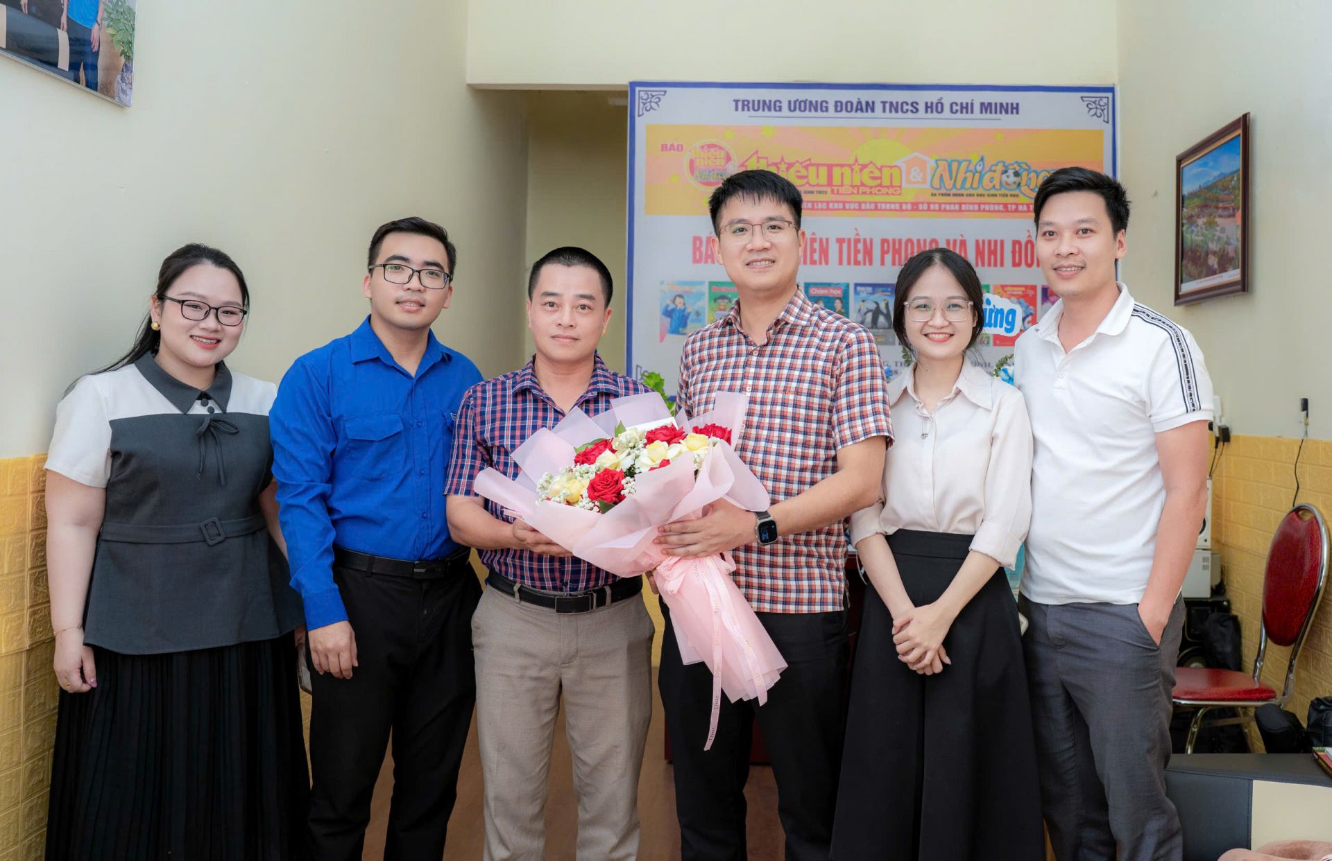 Đại diện Thường trực Tỉnh đoàn Hà Tĩnh chúc mừng 