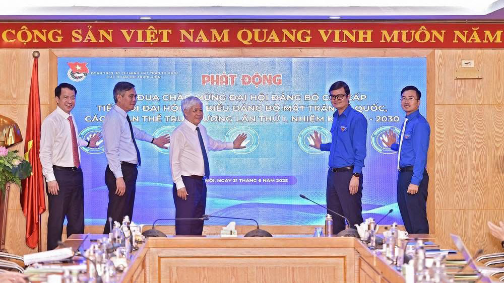 Tại chương trình, các đại biểu thực hiện nghi thức phát động thi đua trong Đoàn Thanh niên MTTQ, các đoàn thể T.Ư Tại chương trình, các đại biểu thực hiện nghi thức phát động thi đua trong Đoàn Thanh niên MTTQ, các đoàn thể T.Ư