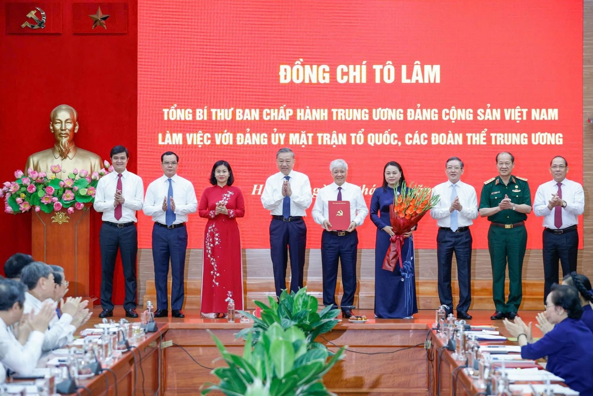 Tổng Bí thư Tô Lâm trao Quyết định số 304-QĐ/TW của Bộ Chính trị về chức năng, nhiệm vụ, tổ chức bộ máy Cơ quan Ủy ban Trung ương MTTQ Việt Nam Tổng Bí thư Tô Lâm trao Quyết định số 304-QĐ/TW của Bộ Chính trị về chức năng, nhiệm vụ, tổ chức bộ máy Cơ quan Ủy ban Trung ương MTTQ Việt Nam