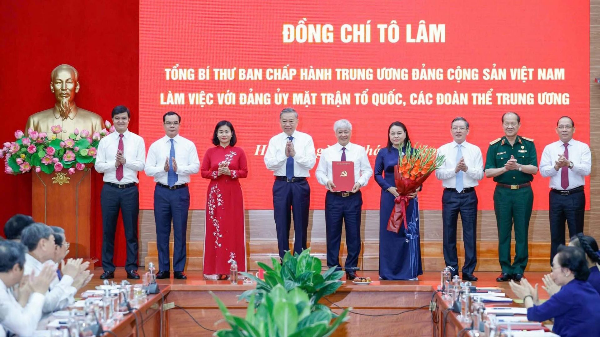 Tổng Bí thư Tô Lâm trao quyết định về chức năng, nhiệm vụ, tổ chức bộ máy Cơ quan Ủy ban T.Ư MTTQ Việt Nam