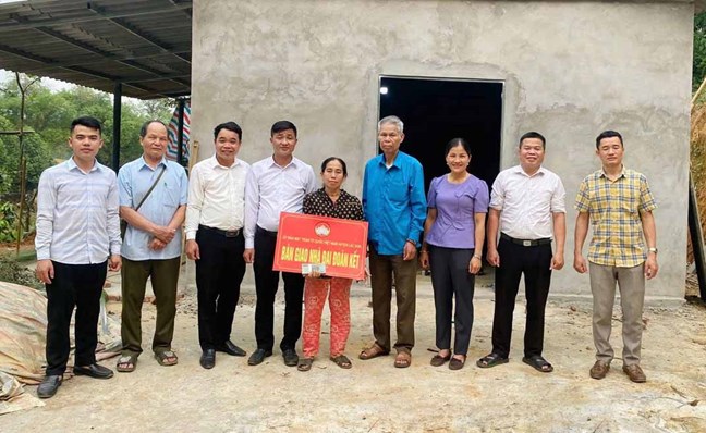Cấp ủy, chính quyền, Mặt trận Tổ quốc xã Quyết Thắng (Lạc Sơn) trao nhà Đại đoàn kết cho hộ nghèo xóm Phản Chuông Cấp ủy, chính quyền, Mặt trận Tổ quốc xã Quyết Thắng (Lạc Sơn) trao nhà Đại đoàn kết cho hộ nghèo xóm Phản Chuông