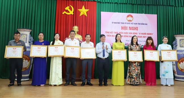 Trao bằng khen cho các tập thể, cá nhân có thành tích cao trong thực hiện Cuộc vận động Vì người nghèo Trao bằng khen cho các tập thể, cá nhân có thành tích cao trong thực hiện Cuộc vận động Vì người nghèo