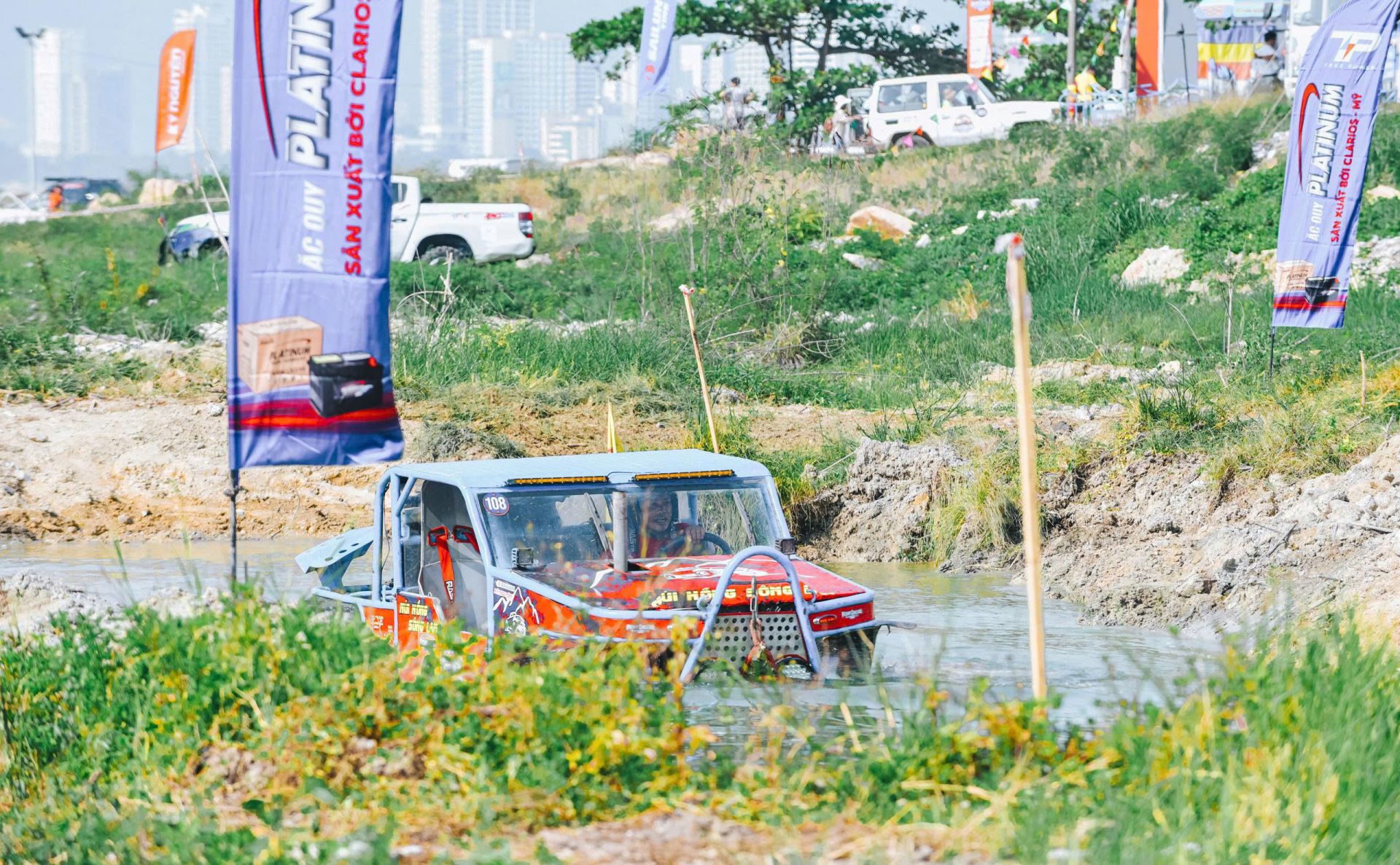 Một chiếc xe trong nội dung thi lội nước, ngập đến một nửa thân xe Một chiếc xe trong nội dung thi lội nước, ngập đến một nửa thân xe