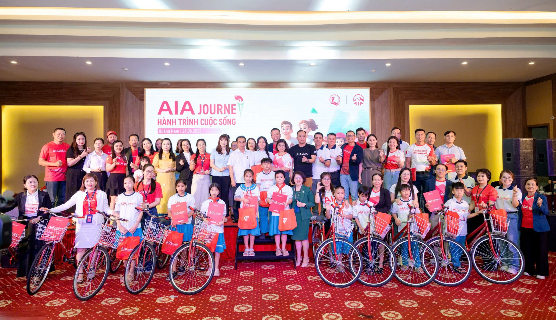 AIA trao tặng xe đạp đến các em học sinh có hoàn cảnh khó khăn AIA trao tặng xe đạp đến các em học sinh có hoàn cảnh khó khăn