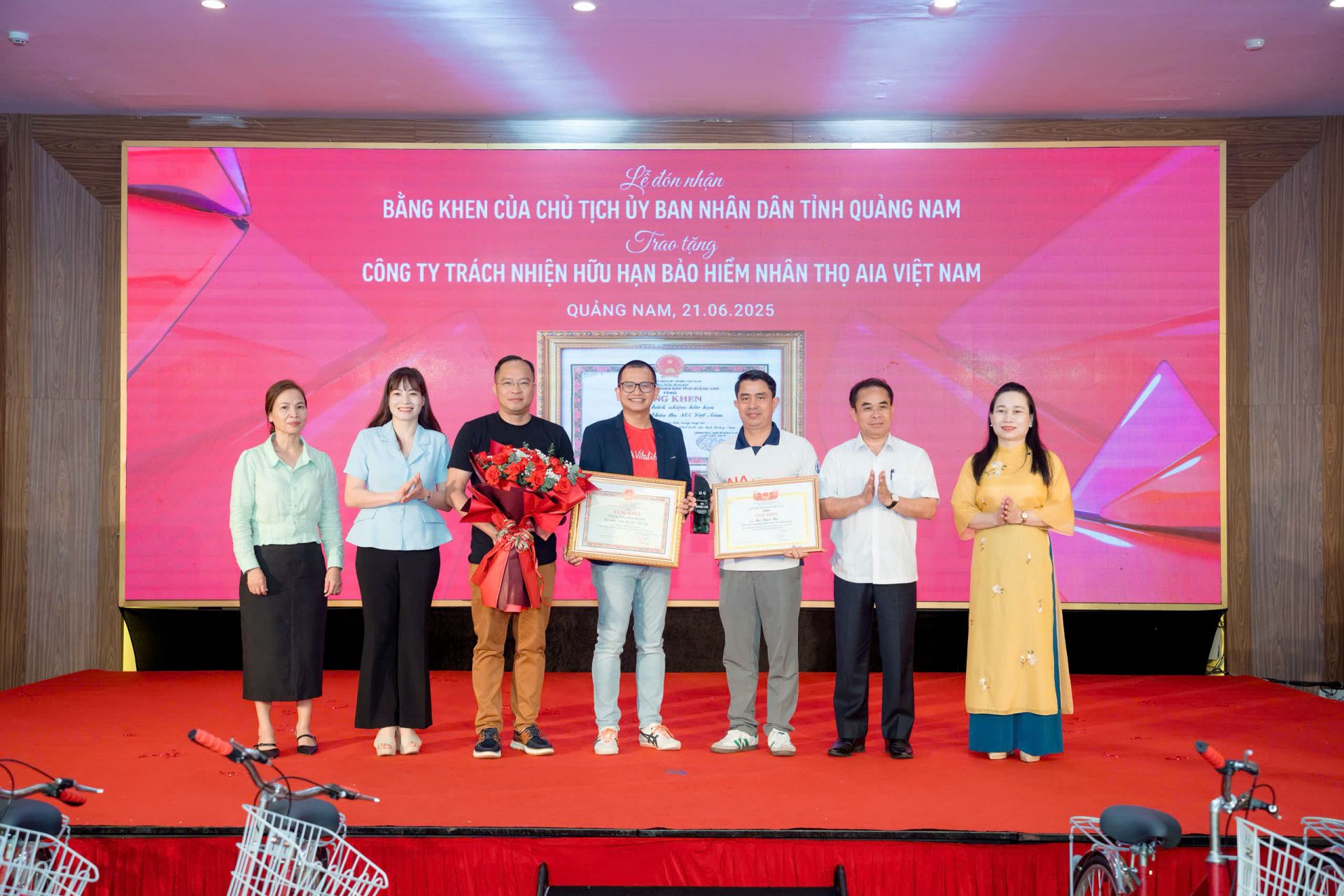 AIA đón nhận Bằng khen của UBND tỉnh Quảng Nam
