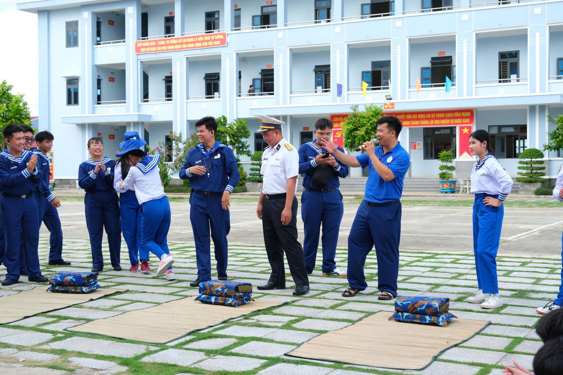 Các học viên được hướng dẫn sắp xếp trật tự nội vụ.