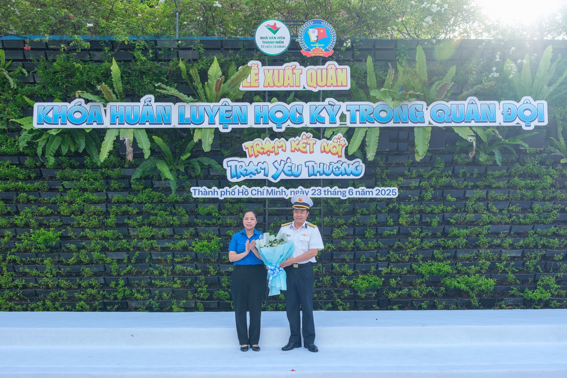 Thượng tá Phạm Ngọc Hưng, Phó Chính ủy Trung tâm Huấn luyện nhận hoa chúc mừng từ đồng chí Trịnh Thị Hiền Trân - Phó Bí thư Thành đoàn Tp. Hồ Chí Minh.