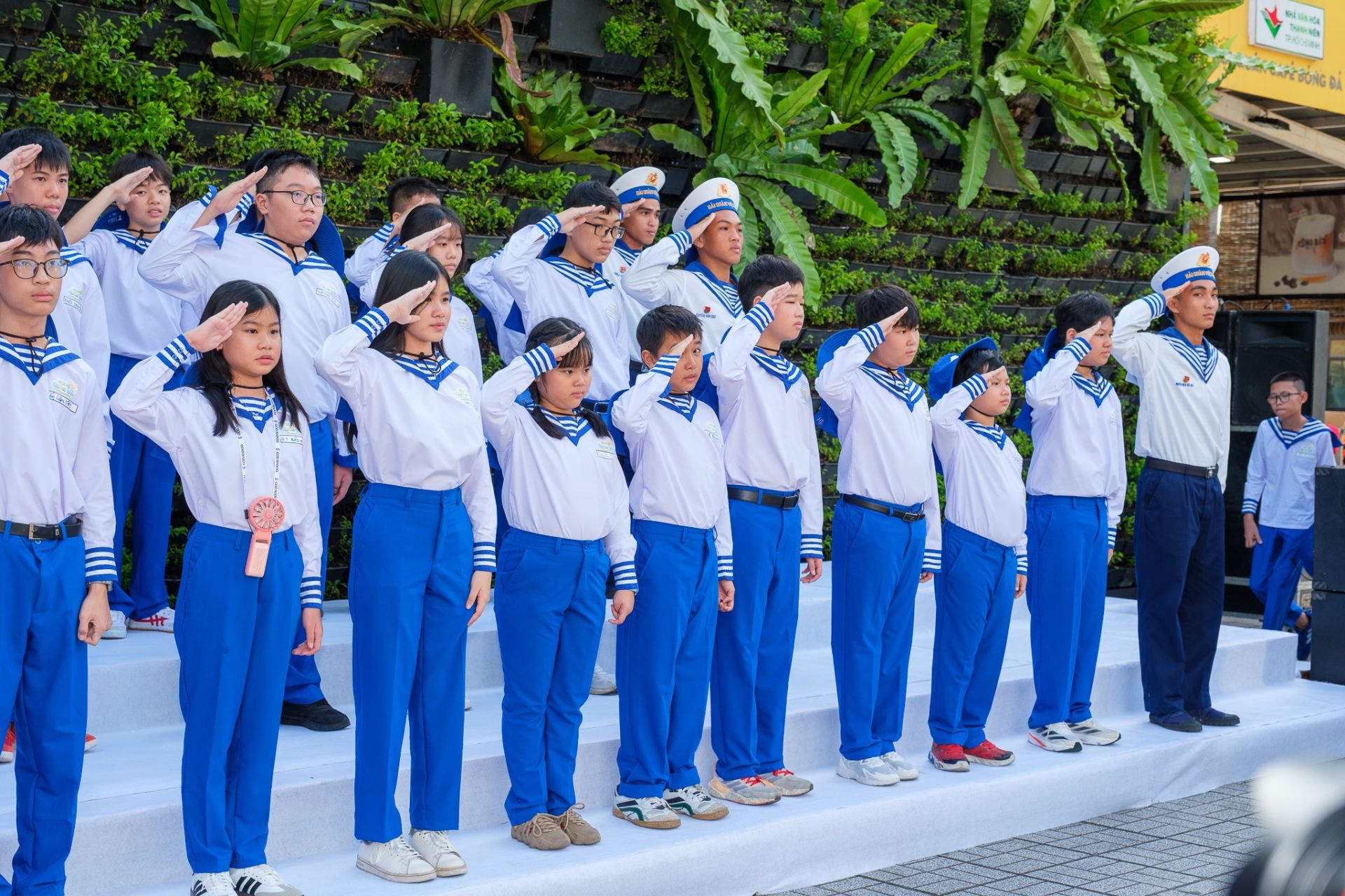 Cùng nhau thực hiện động tác chào theo điều lệnh sau khi được hướng dẫn.