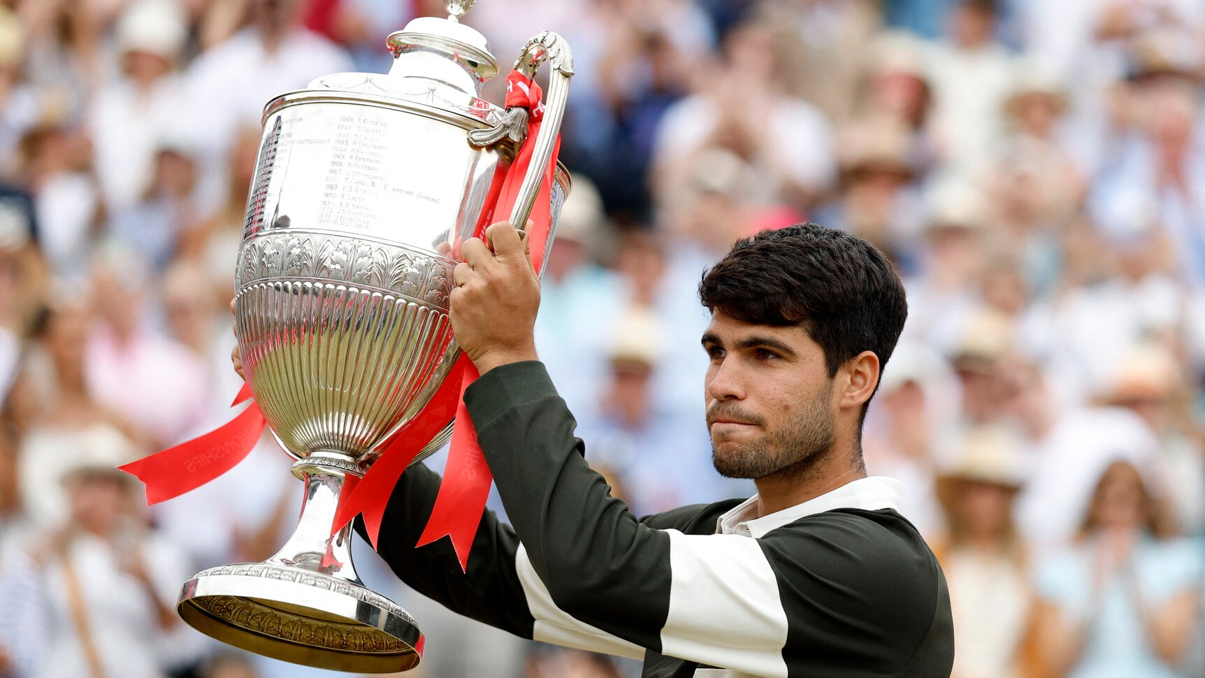 Carlos Alcaraz tiếp tục phong độ ấn tượng với chức vô địch Queen's Club 2025 Carlos Alcaraz tiếp tục phong độ ấn tượng với chức vô địch Queen's Club 2025