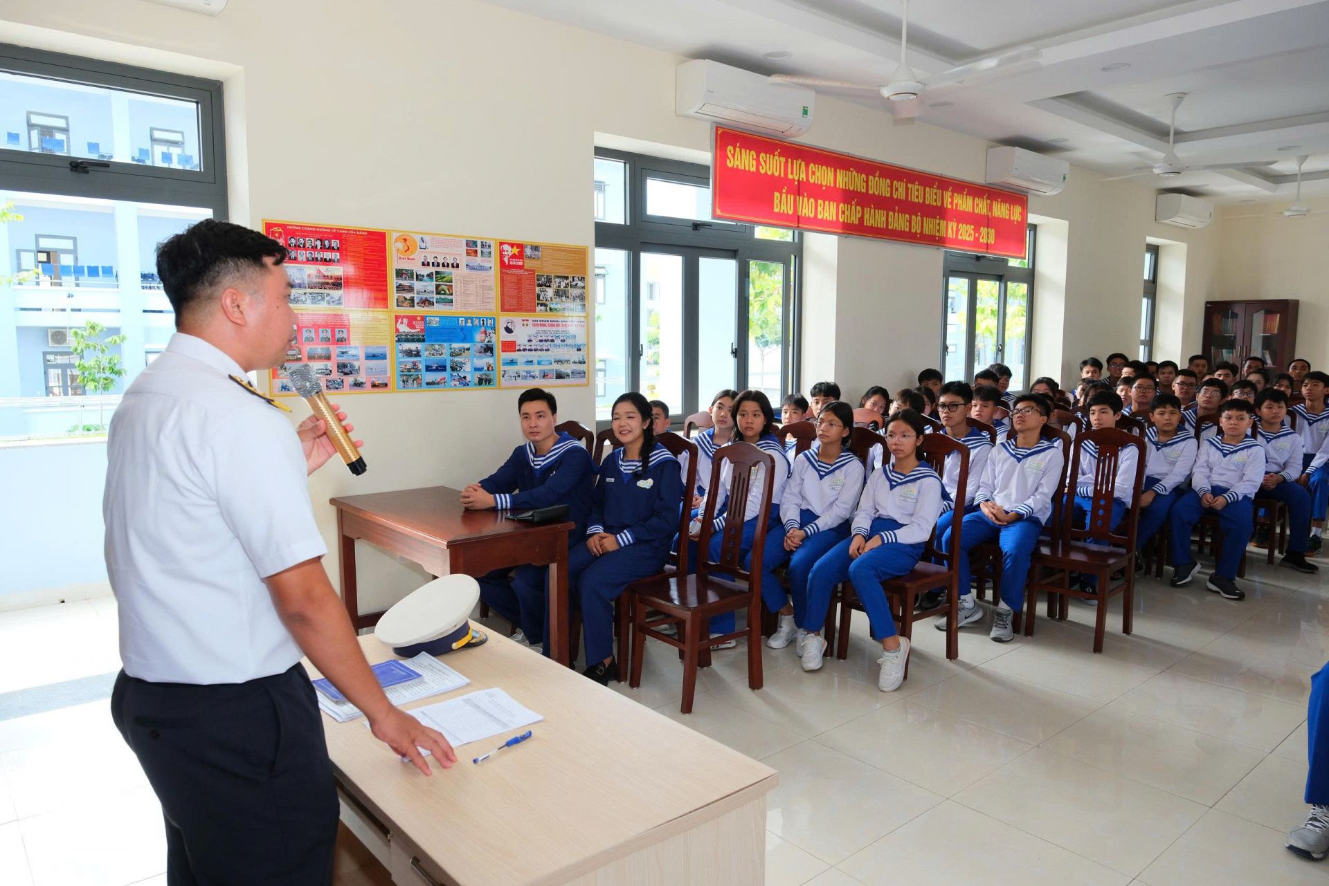 Cán bộ của Trung tâm Huấn luyện phổ biến, hướng dẫn cho các học viên trước khi sinh hoạt, học tập tại đơn vị.