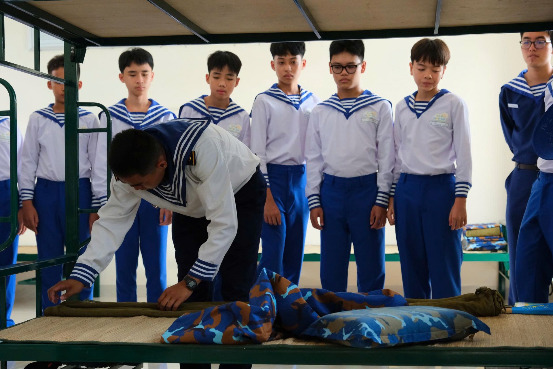 Các học viên được hướng dẫn sắp xếp trật tự nội vụ cho các học viên.