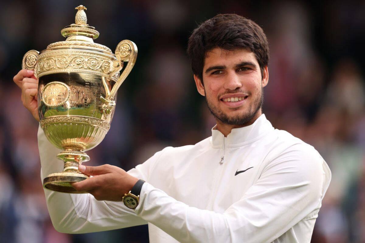 Năm ngoái, Alcaraz đánh bại Djokovic để lần thứ 2 liên tiếp vô địch Wimbledon Năm ngoái, Alcaraz đánh bại Djokovic để lần thứ 2 liên tiếp vô địch Wimbledon