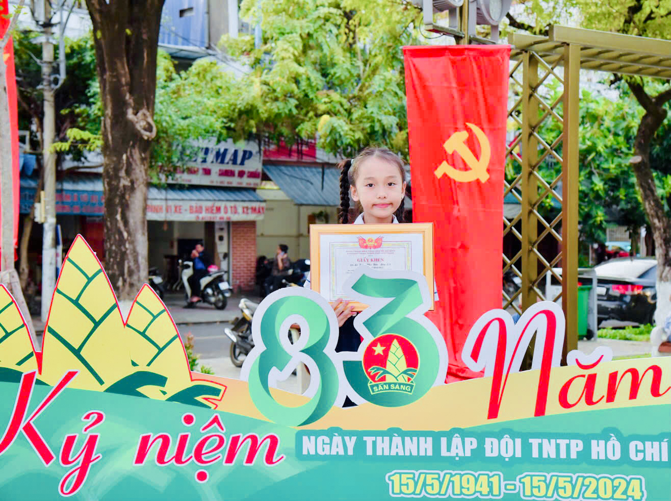 Nhận vô số bằng khen trong phong trào hoạt động Đội Nhận vô số bằng khen trong phong trào hoạt động Đội