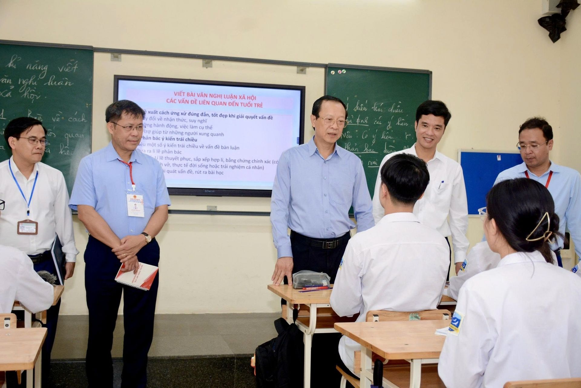 Thứ trưởng thường trực Bộ GD&ĐT Phạm Ngọc Thường động viên các thí sinh dự thi tốt nghiệp THPT tại Ninh Bình