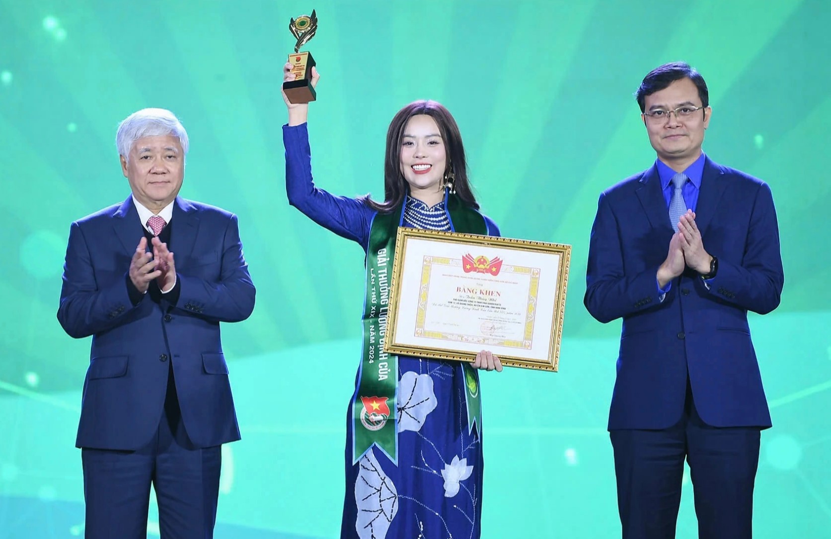 Đồng chí Đỗ Văn Chiến, Uỷ viên Bộ Chính trị, Chủ tịch Uỷ ban Trung ương MTTQ Việt Nam (bìa trái)
và đồng chí Bùi Quang Huy, Uỷ viên dự khuyết BCH Trung ương Đảng, Bí thư thứ nhất Trung ương Đoàn trao tặng giải thưởng Lương Định Của lần thứ XIX, năm 2024 Đồng chí Đỗ Văn Chiến, Uỷ viên Bộ Chính trị, Chủ tịch Uỷ ban Trung ương MTTQ Việt Nam (bìa trái)
và đồng chí Bùi Quang Huy, Uỷ viên dự khuyết BCH Trung ương Đảng, Bí thư thứ nhất Trung ương Đoàn trao tặng giải thưởng Lương Định Của lần thứ XIX, năm 2024