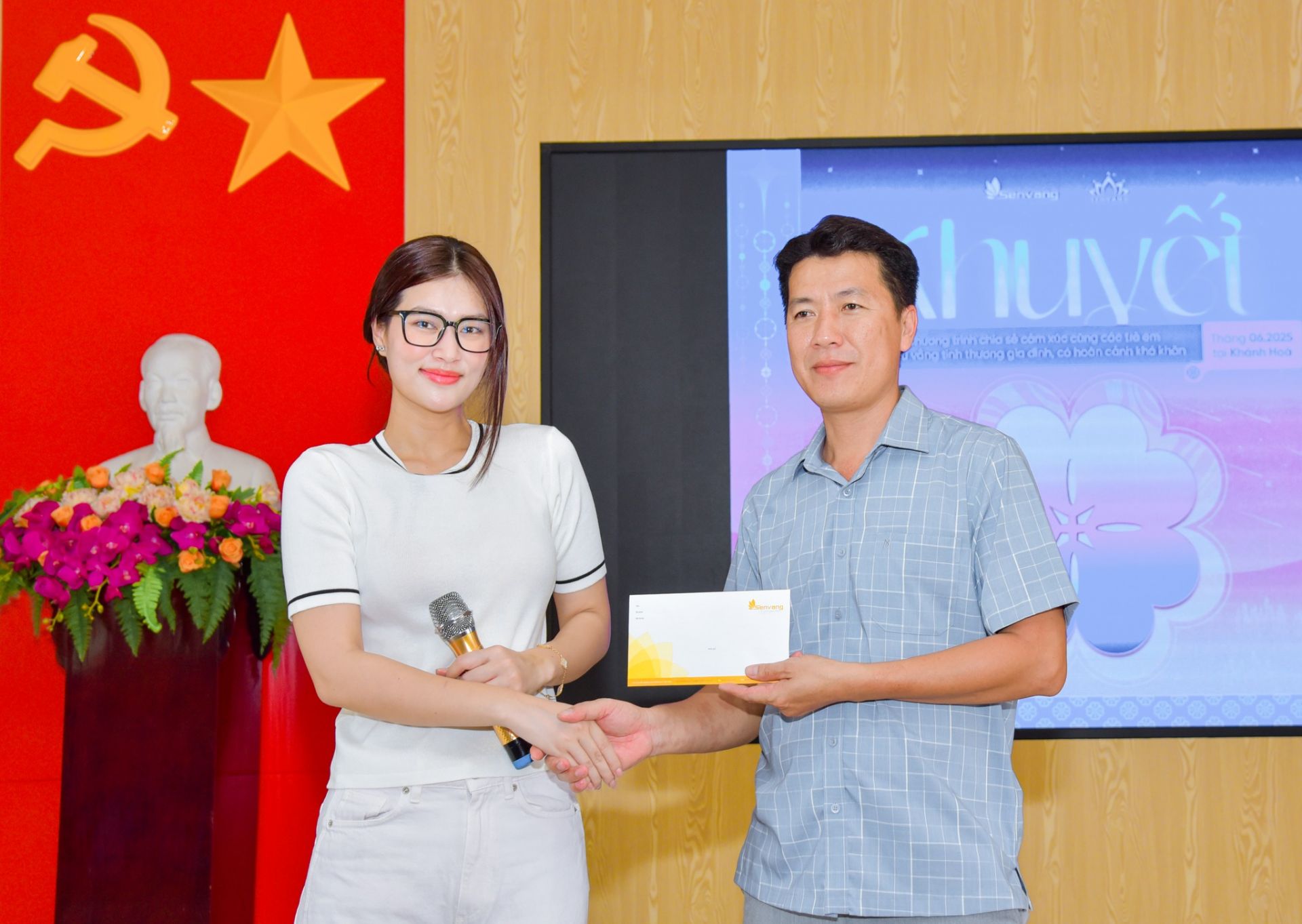 Dịp này, Hoa hậu Thiên Ân cũng trao những phần quà và tiền mặt trị giá 30 triệu đồng nhằm hỗ trợ các bạn Làng SOS Nha Trang trong sinh hoạt và học tập Dịp này, Hoa hậu Thiên Ân cũng trao những phần quà và tiền mặt trị giá 30 triệu đồng nhằm hỗ trợ các bạn Làng SOS Nha Trang trong sinh hoạt và học tập