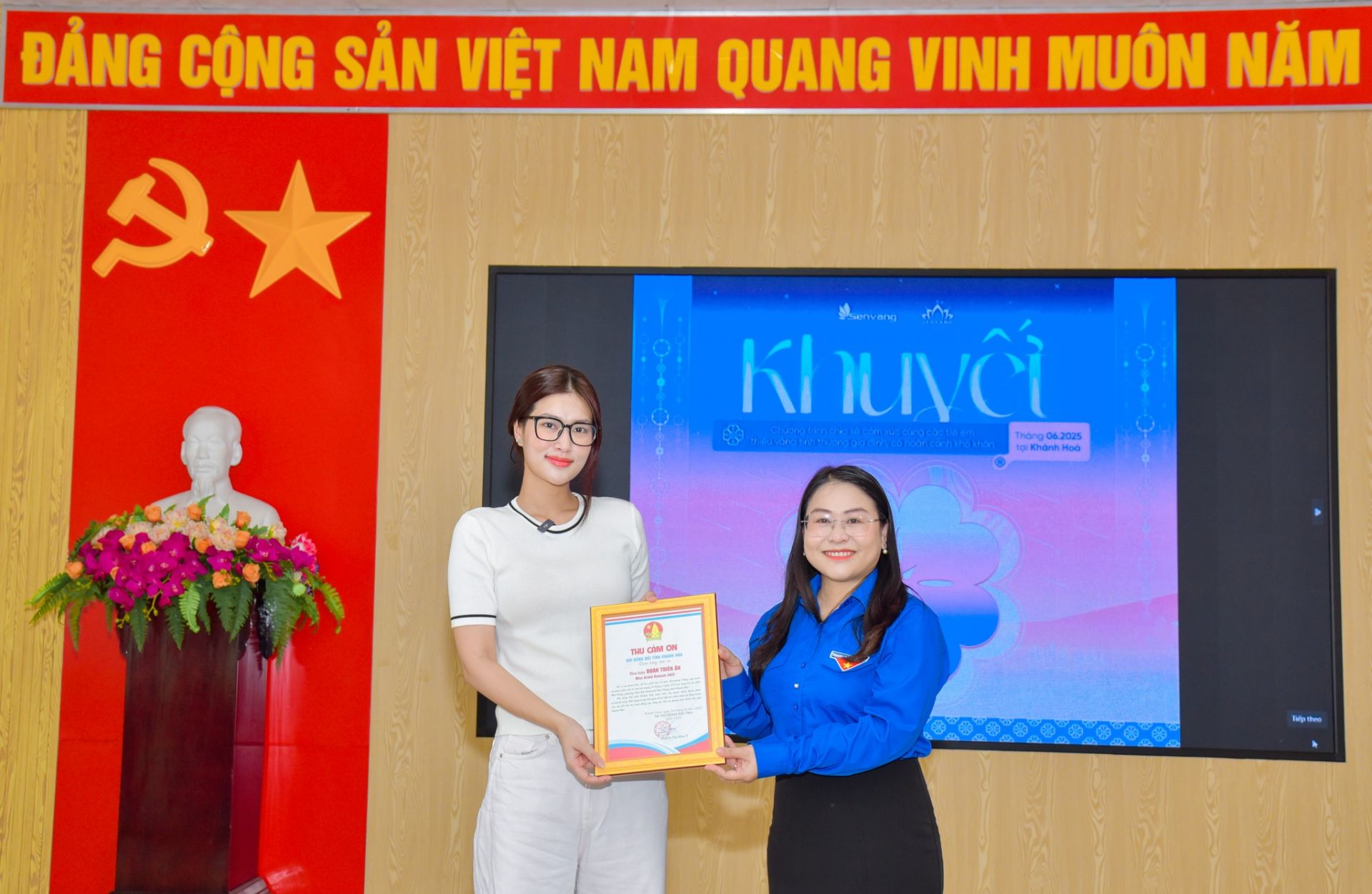 Tỉnh đoàn Khánh Hòa trao Thư cảm ơn đến Hoa hậu Thiên Ân Tỉnh đoàn Khánh Hòa trao Thư cảm ơn đến Hoa hậu Thiên Ân