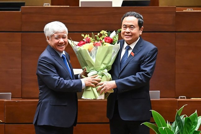 Ủy viên Bộ Chính trị, Bí thư Trung ương Đảng, Chủ tịch Ủy ban Trung ương Mặt trận Tổ quốc Việt Nam Đỗ Văn Chiến đã tặng hoa chúc mừng Chủ tịch Quốc hội Trần Thanh Mẫn trên cương vị Chủ tịch Hội đồng bầu cử quốc gia Ủy viên Bộ Chính trị, Bí thư Trung ương Đảng, Chủ tịch Ủy ban Trung ương Mặt trận Tổ quốc Việt Nam Đỗ Văn Chiến đã tặng hoa chúc mừng Chủ tịch Quốc hội Trần Thanh Mẫn trên cương vị Chủ tịch Hội đồng bầu cử quốc gia