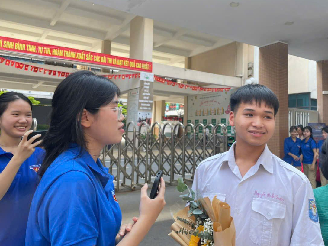 Thí sinh đầu tiên hoàn thành môn Ngữ Văn tại điểm trường THPT Mỹ Đình.