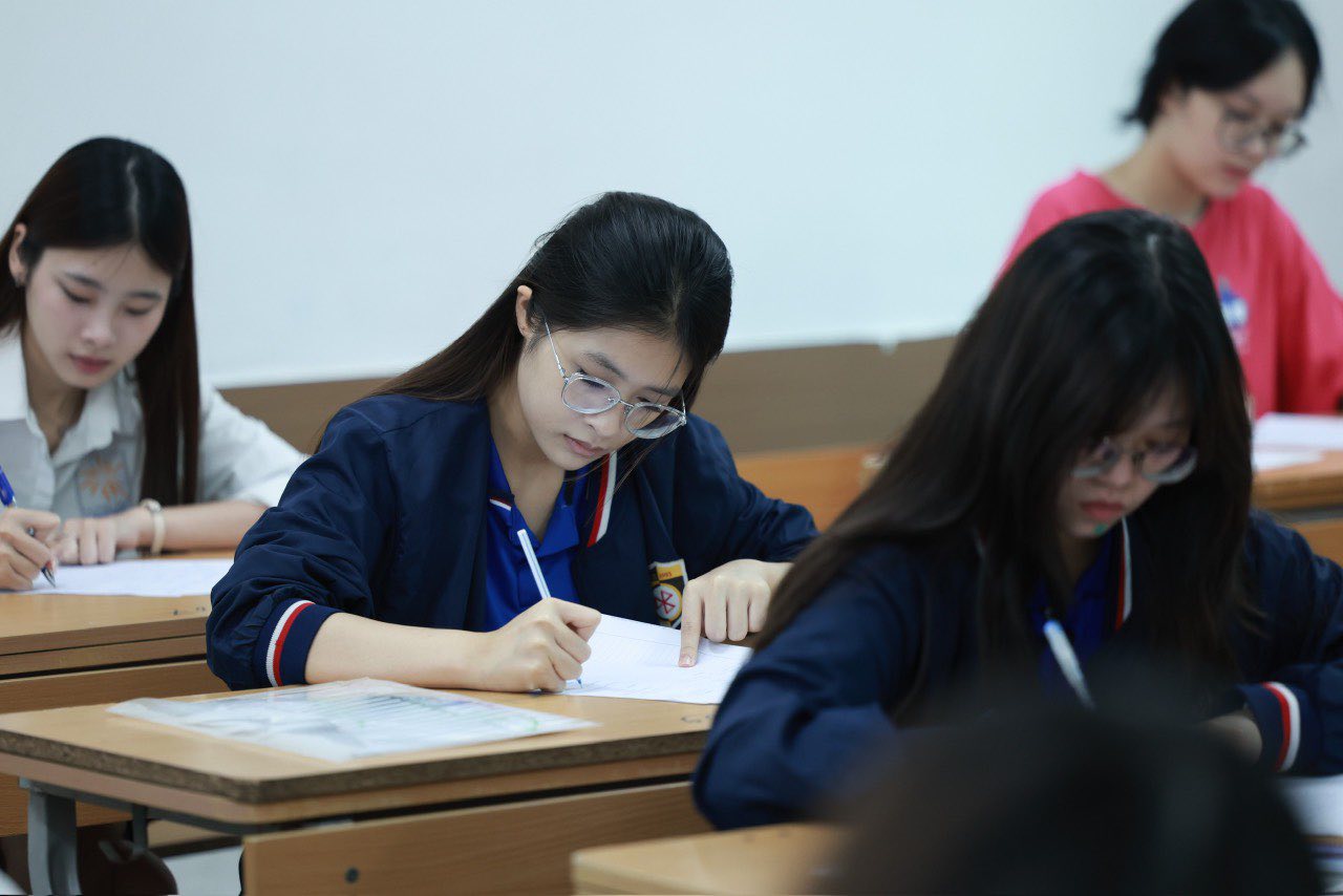 Trong ca thi sáng, các em làm bài thi môn Ngữ văn ở hình thức tự luận, thời gian làm bài là 120 phút. 9h35, tiếng trống báo hiệu vang lên, thí sinh cả nước kết thúc môn thi đầu tiên.