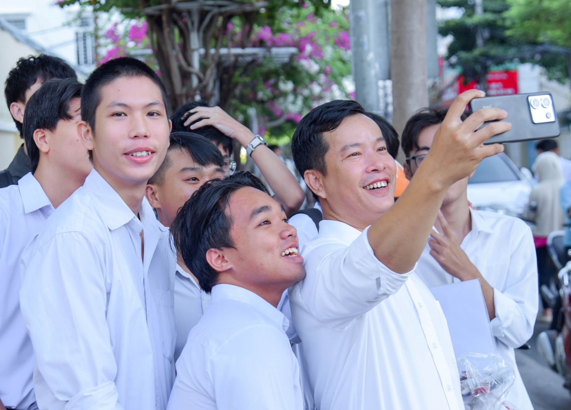 Thầy chủ nhiệm Lê Quang Vượng (trường CĐ Kỹ thuật công nghệ Nha Trang) chụp hình khích lệ tinh thần học trò trước khi vào thi
