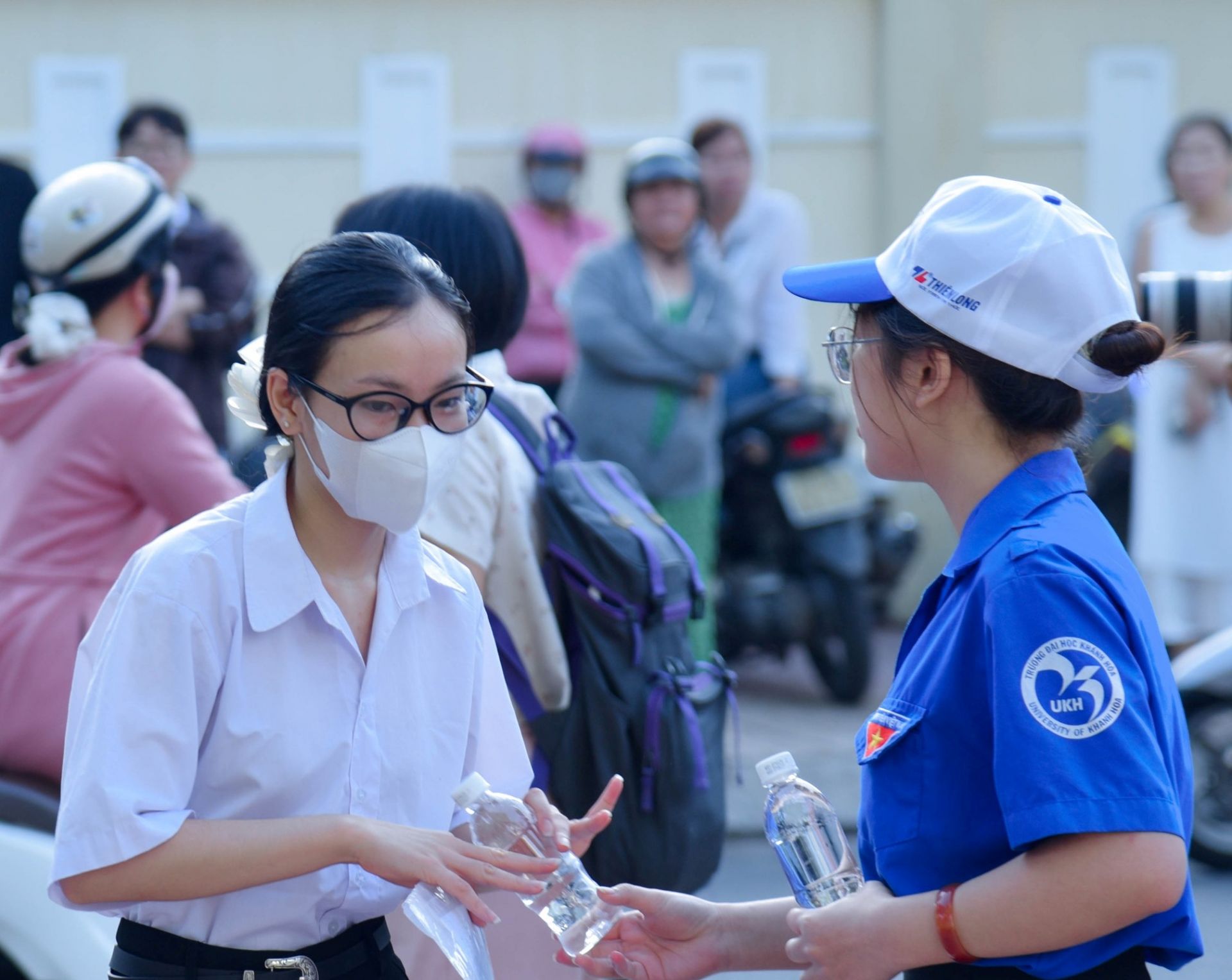 Các sĩ tử được nhận nước uống, bút chì, bút viết nếu cần từ các bạn tình nguyện viên