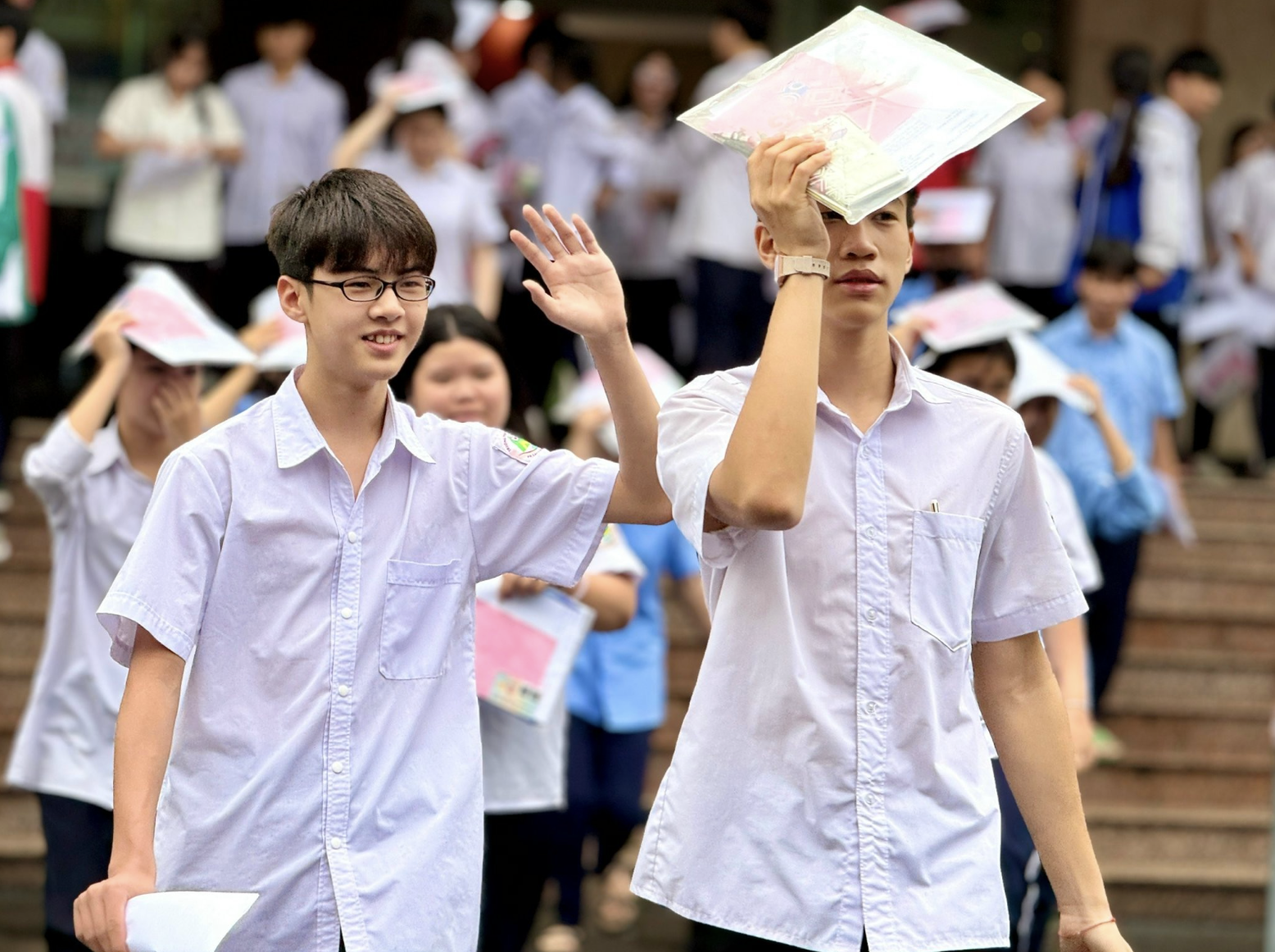 Các thí sinh tại TP. Lào Cai ra khỏi phòng thi sau khi hoàn thành môn Ngữ Văn sáng ngày 26/6.