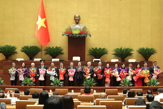 Chủ tịch Quốc hội, Chủ tịch Hội đồng bầu cử quốc gia Trần Thanh Mẫn tặng hoa chúc mừng các Phó Chủ tịch Hội đồng bầu cử quốc gia và Ủy viên Hội đồng bầu cử quốc gia Chủ tịch Quốc hội, Chủ tịch Hội đồng bầu cử quốc gia Trần Thanh Mẫn tặng hoa chúc mừng các Phó Chủ tịch Hội đồng bầu cử quốc gia và Ủy viên Hội đồng bầu cử quốc gia